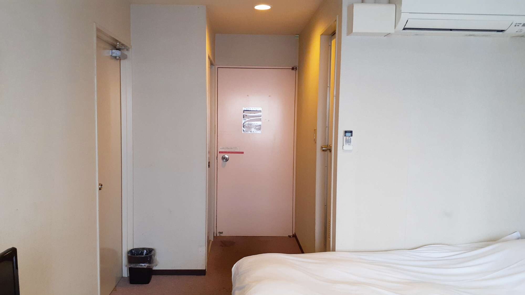 [Ruang penghubung gedung utama] Ruangan dengan dua kamar tidur kembar yang dihubungkan oleh pintu internal.