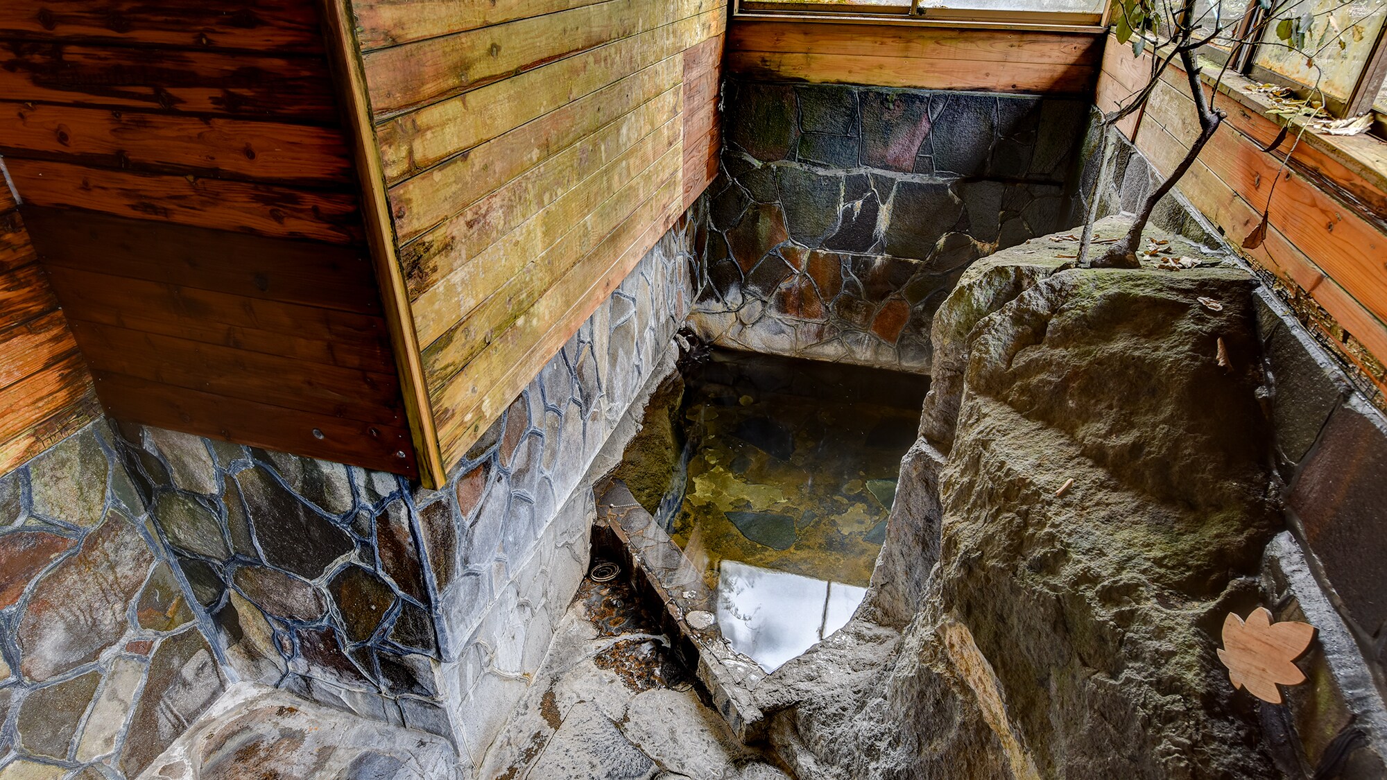 * [Hot spring private bath, large] There are two baths in the building and you can use the private baths.