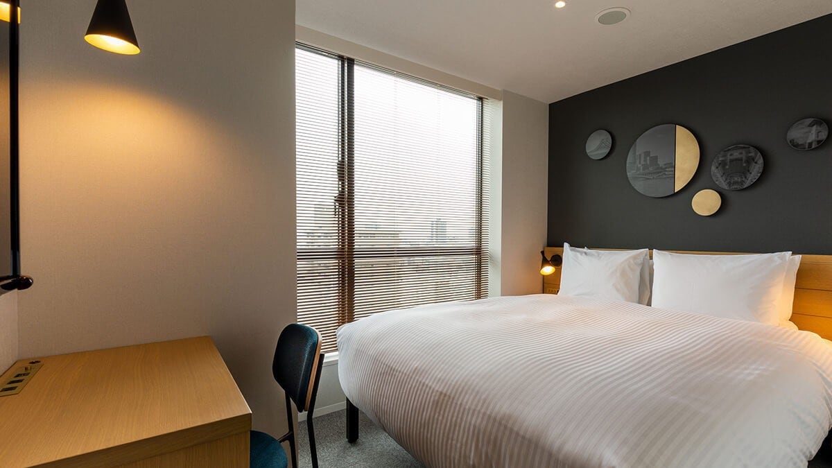 [Comfort Double] A room with a desk with a spacious queen bed.