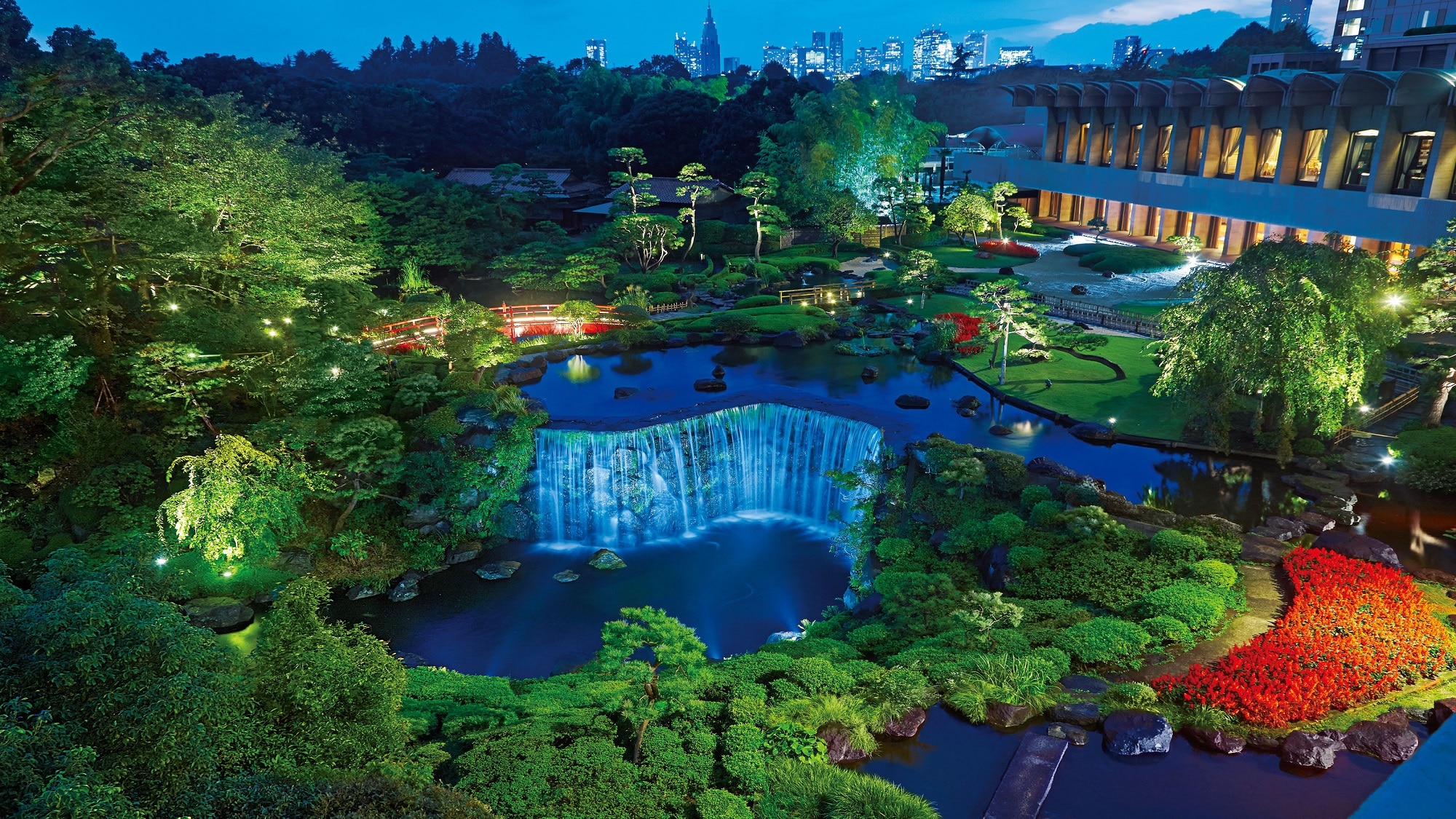 日式庭園燈火通明