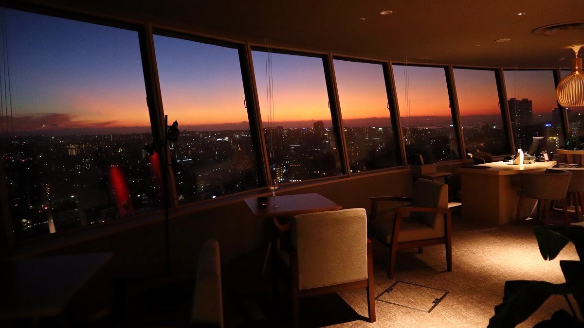 [Premier Lounge] Enjoy the changing cityscape of Naha over time at the Premier Lounge on the top floor of the hotel.
