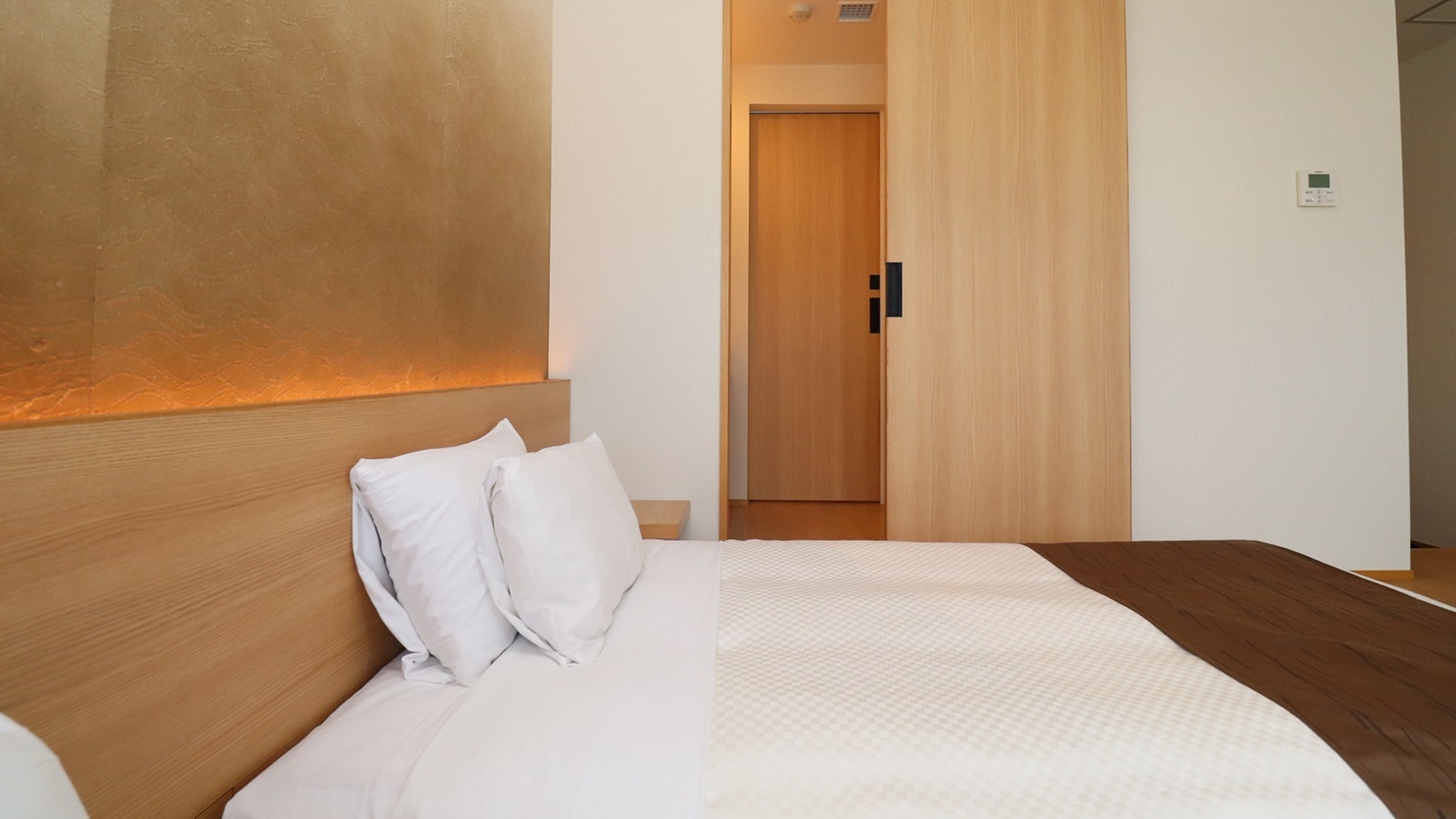 *[Stylish Twin] Hollywood type with beds attached. Perfect for families with children!