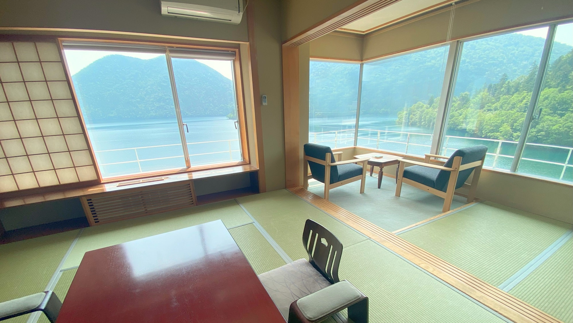 [Special Room] Relax while enjoying the spectacular view of Lake Shikaribetsu. (Example of a guest room)