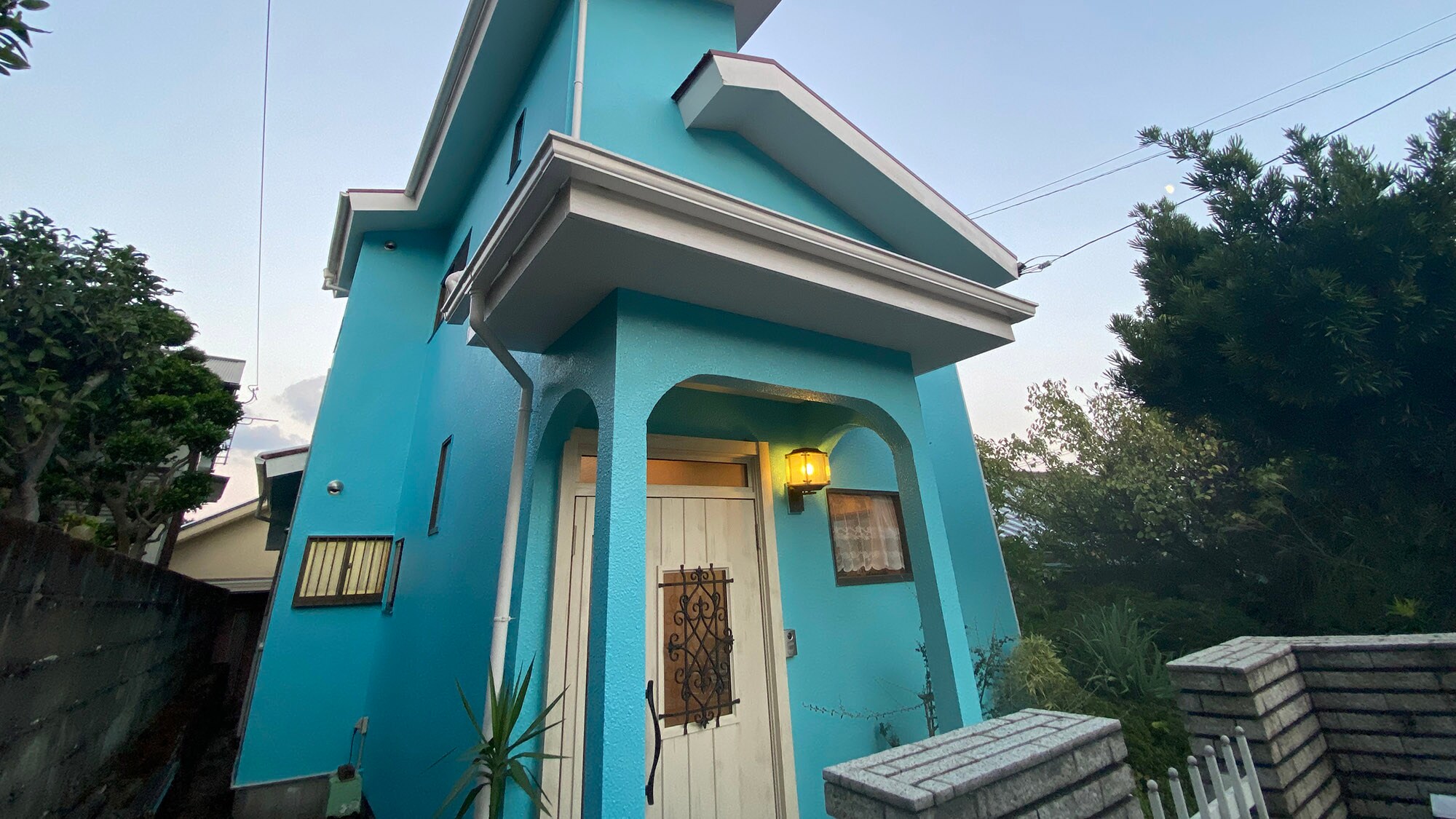 ・[Exterior] This two-story rental villa has eye-catching sky blue walls.