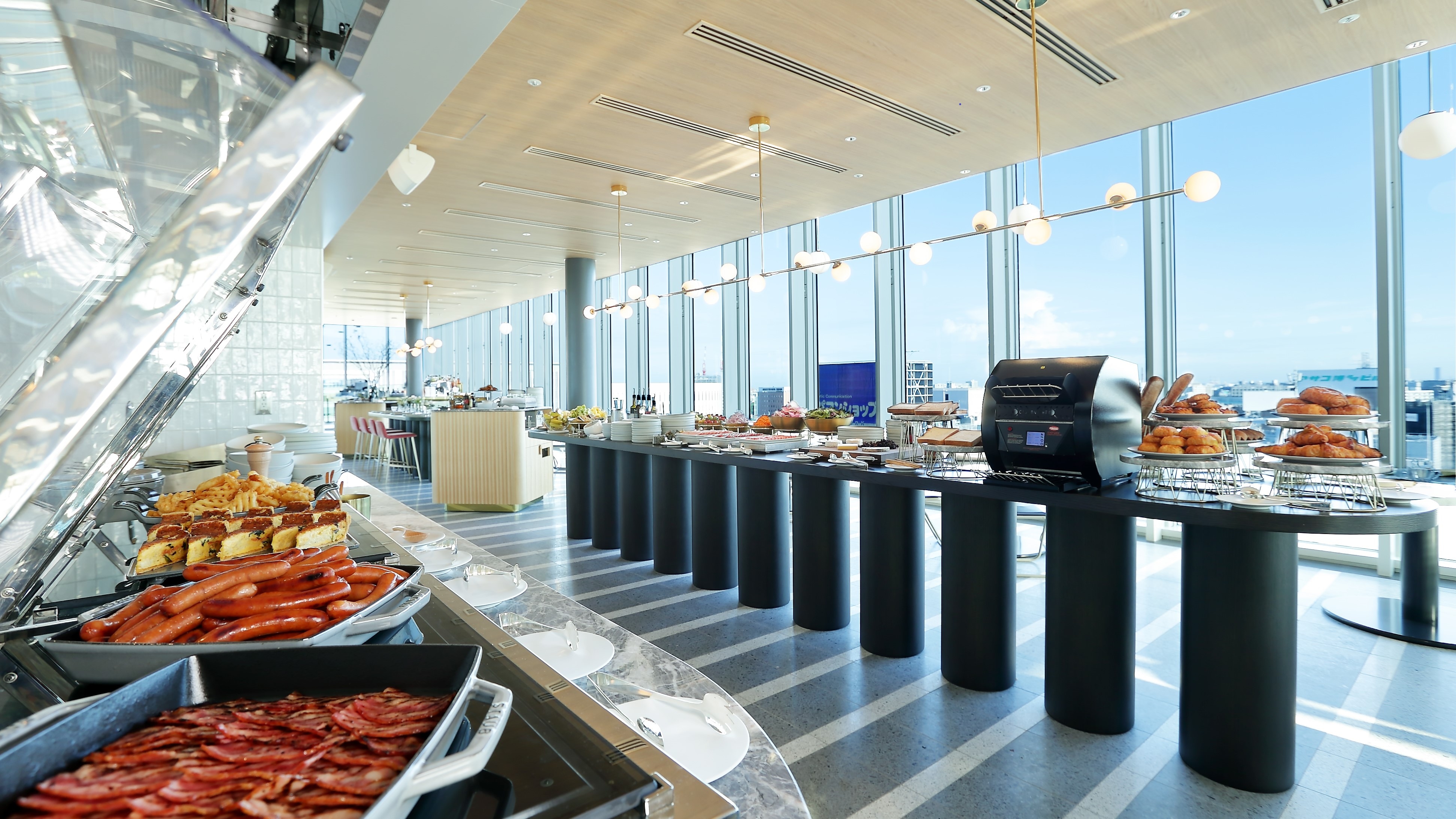 Japanese and Western style breakfast buffet (image)