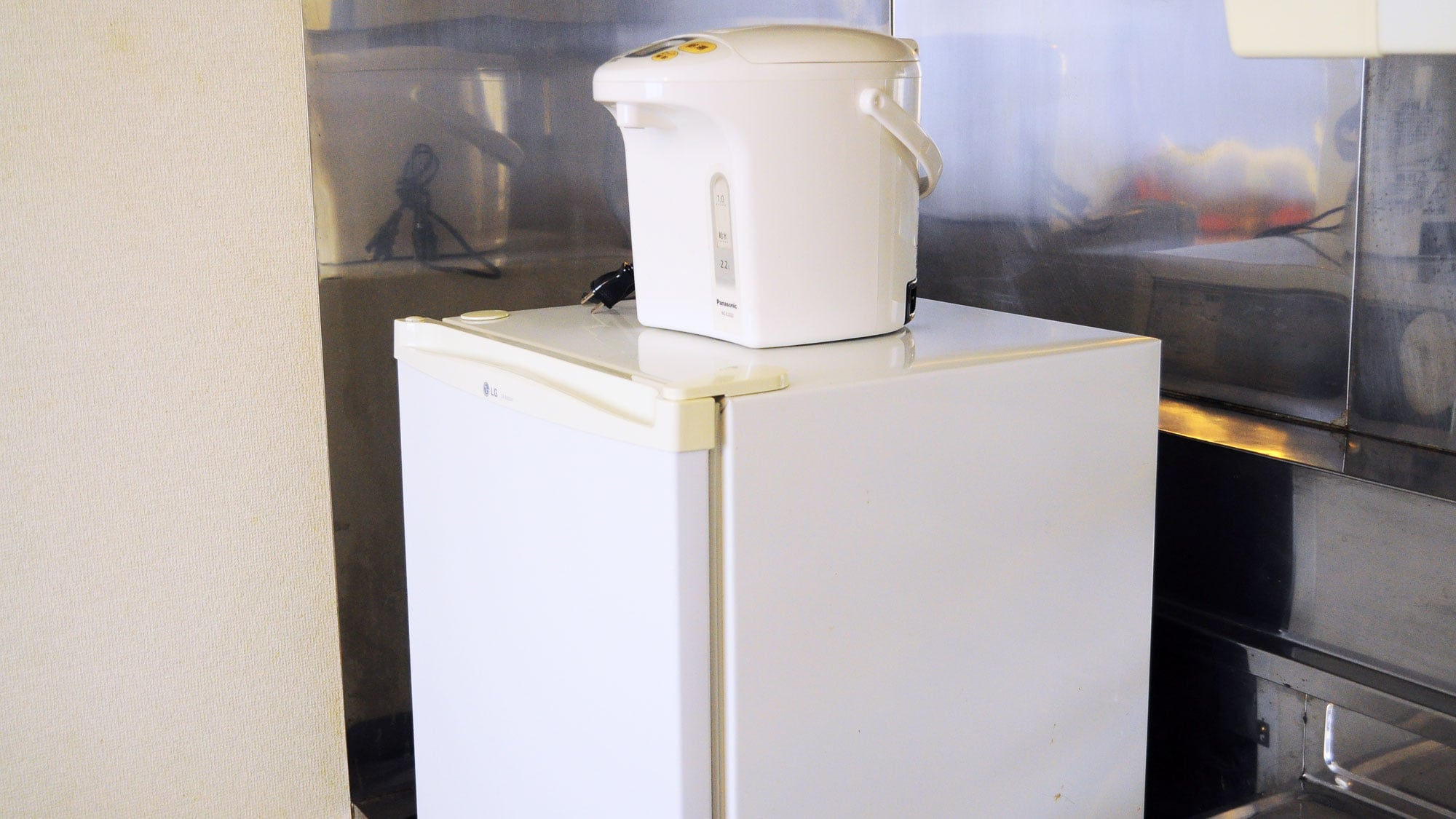 A pot and refrigerator are also available