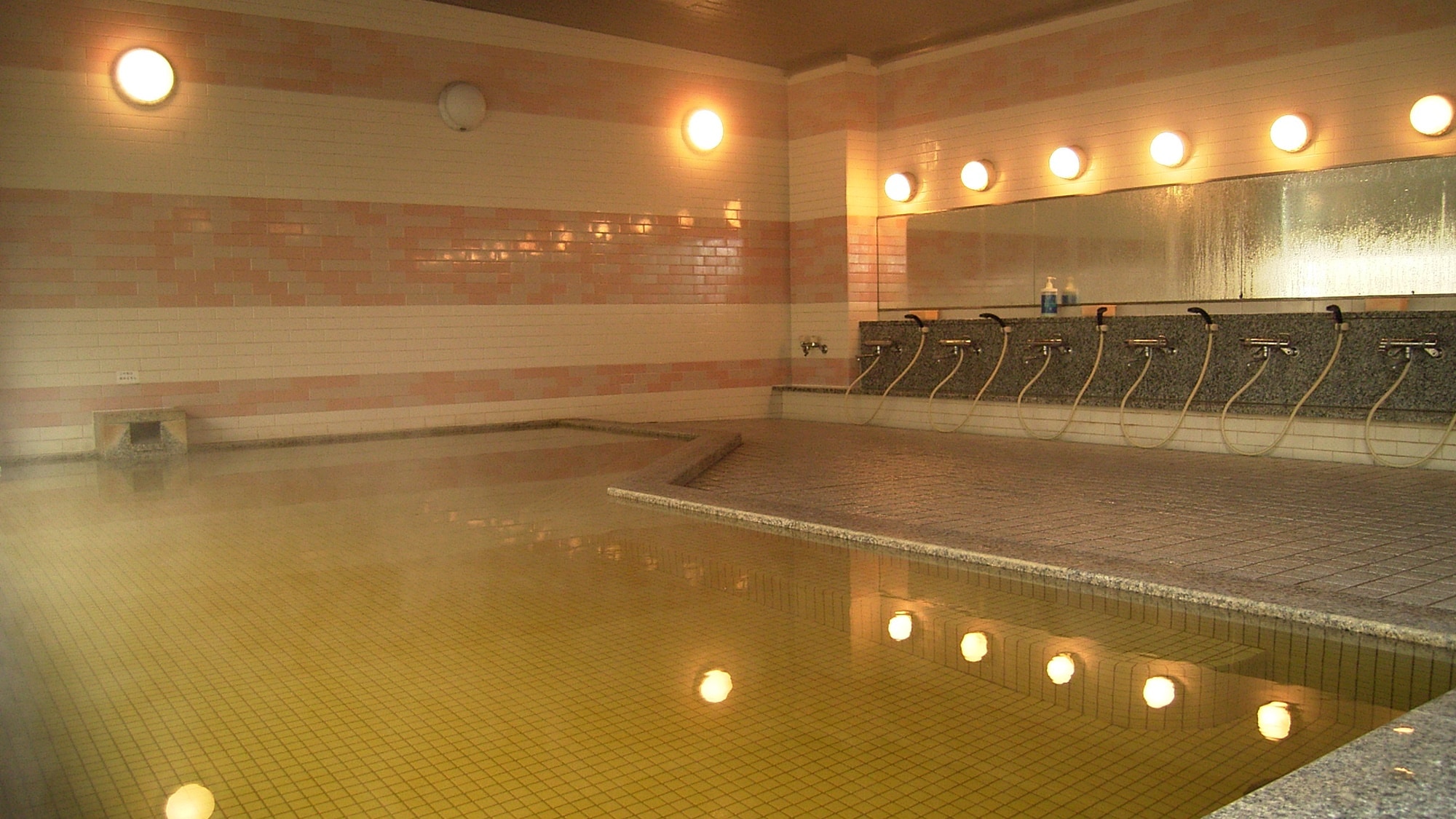 * Main building large communal bath / Shirako hot spring called "Golden hot spring" is a hot spring with beautiful skin that has a high moisturizing effect ♪