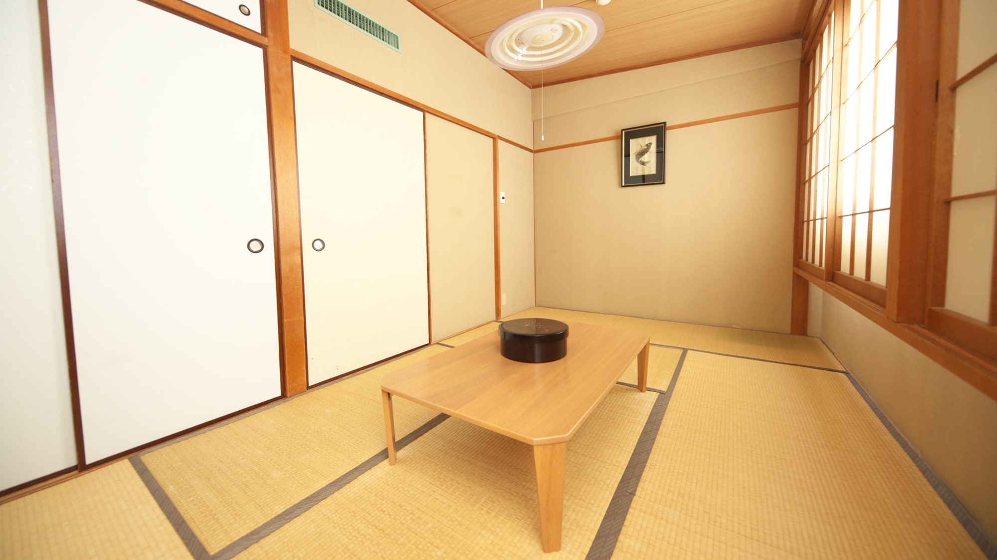 [Phòng theo phong cách Nhật Bản] Có 2 phòng theo phong cách Nhật Bản, mỗi phòng rộng 8 chiếu tatami.