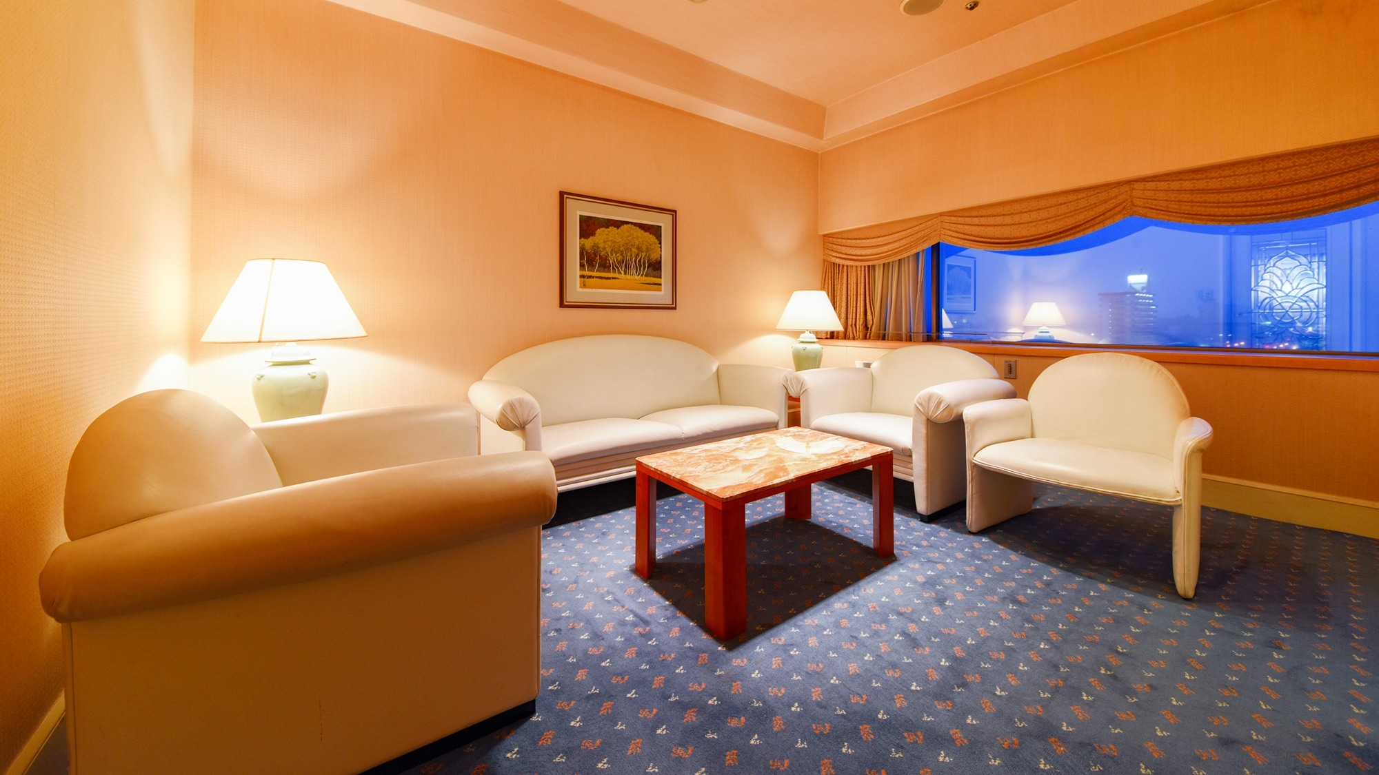 Royal Suite: A spacious 64m2 room with a living room, dining room and bedroom where you can relax.