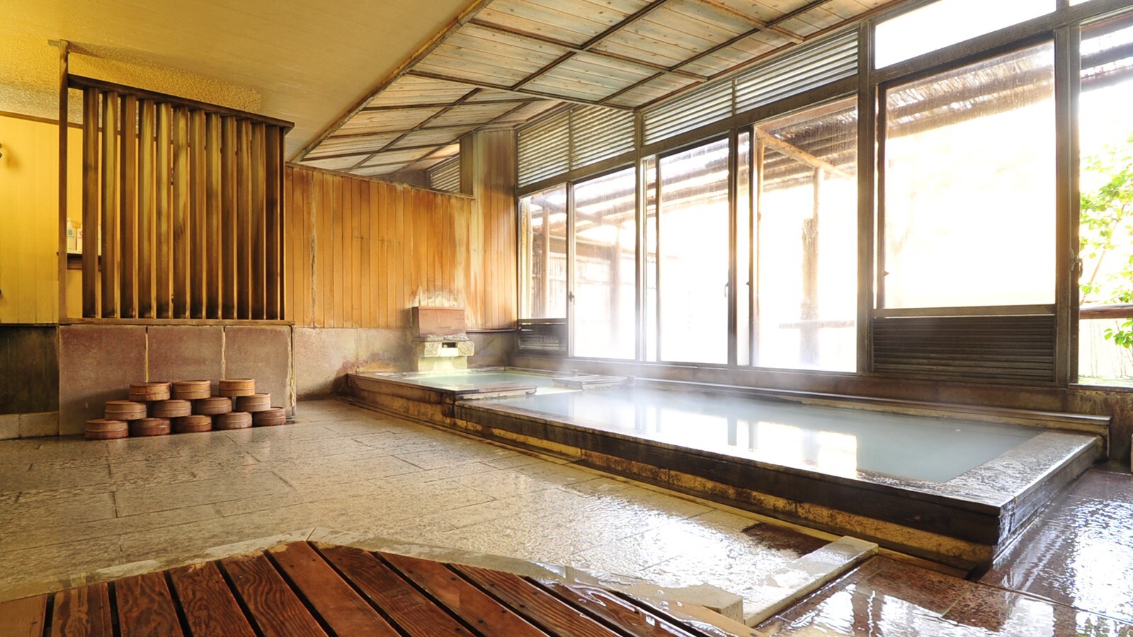 *Pemandian dalam ruangan/100% air panas alami♪Meskipun merupakan pemandian dalam ruangan, jendela-jendelanya yang besar memberi Anda perasaan terbuka.