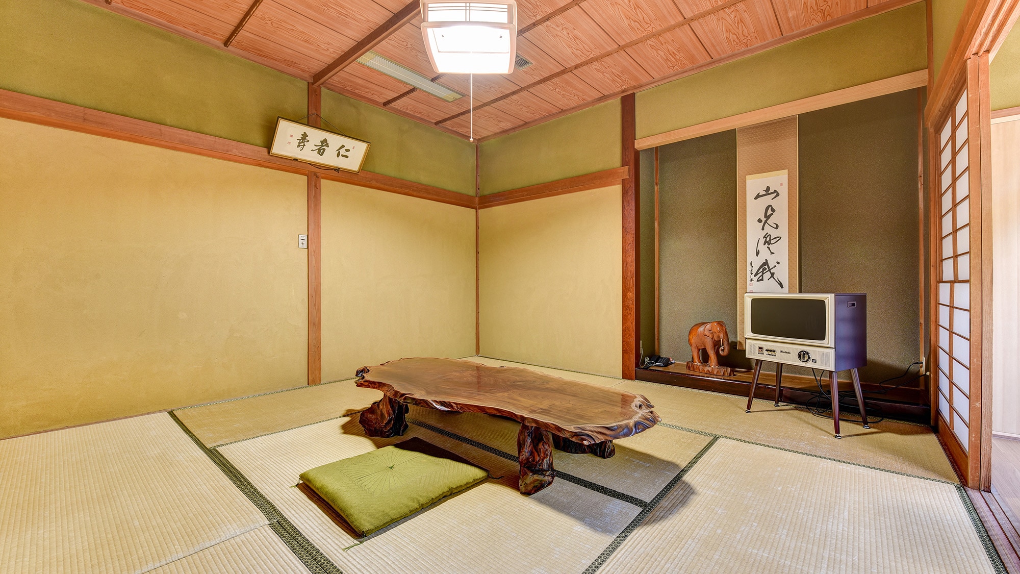 *[8 tatami Japanese-style room (with toilet and washbasin)] You can relax here.