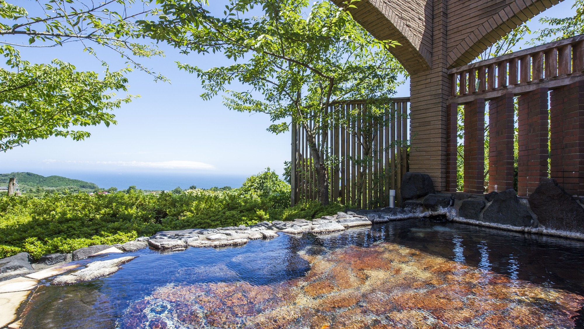 Open-air bath with natural hot spring water_Daytime