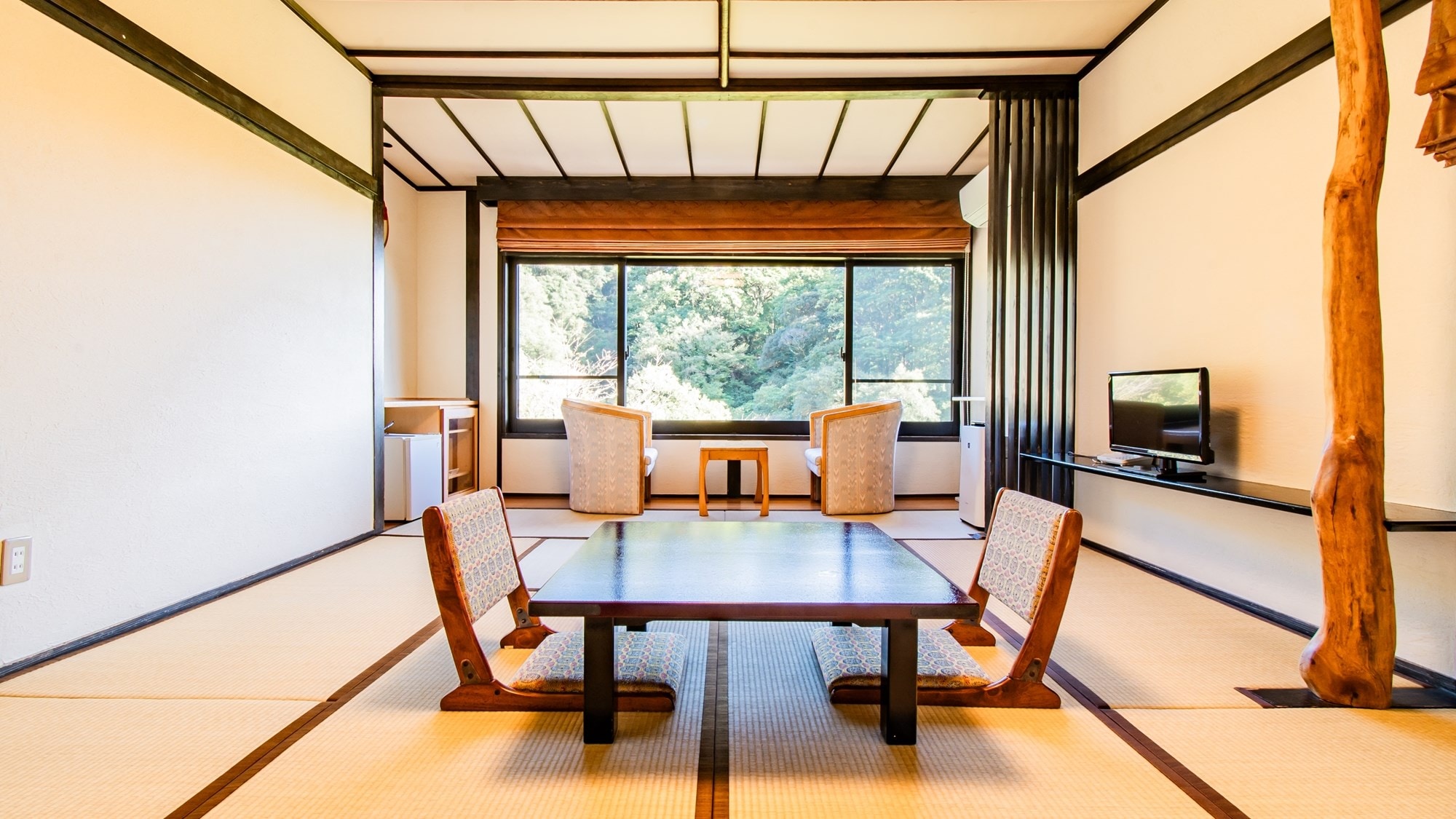 [Example of a Japanese-style room with 10 tatami mats (for 4 people)] Enjoy a luxurious time while admiring the colorful natural scenery.
