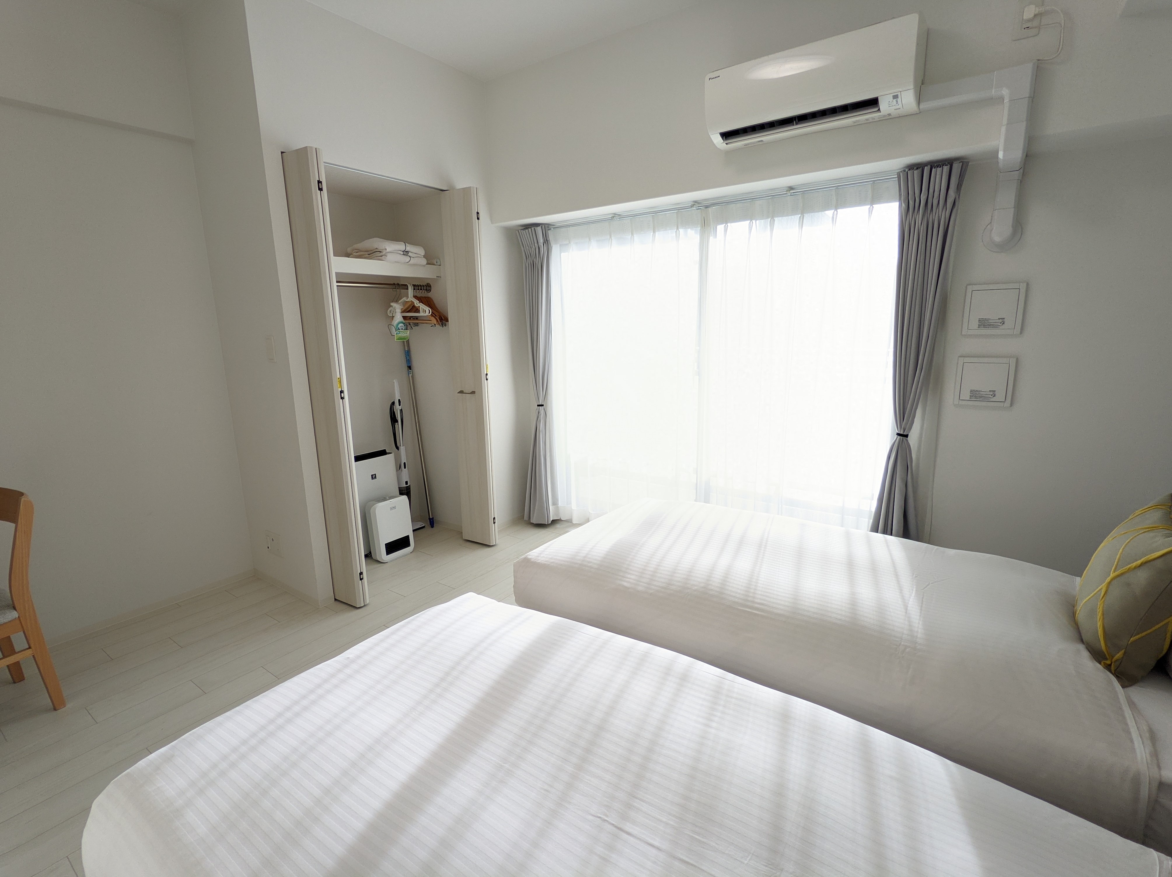 Balcony closet with force partition
