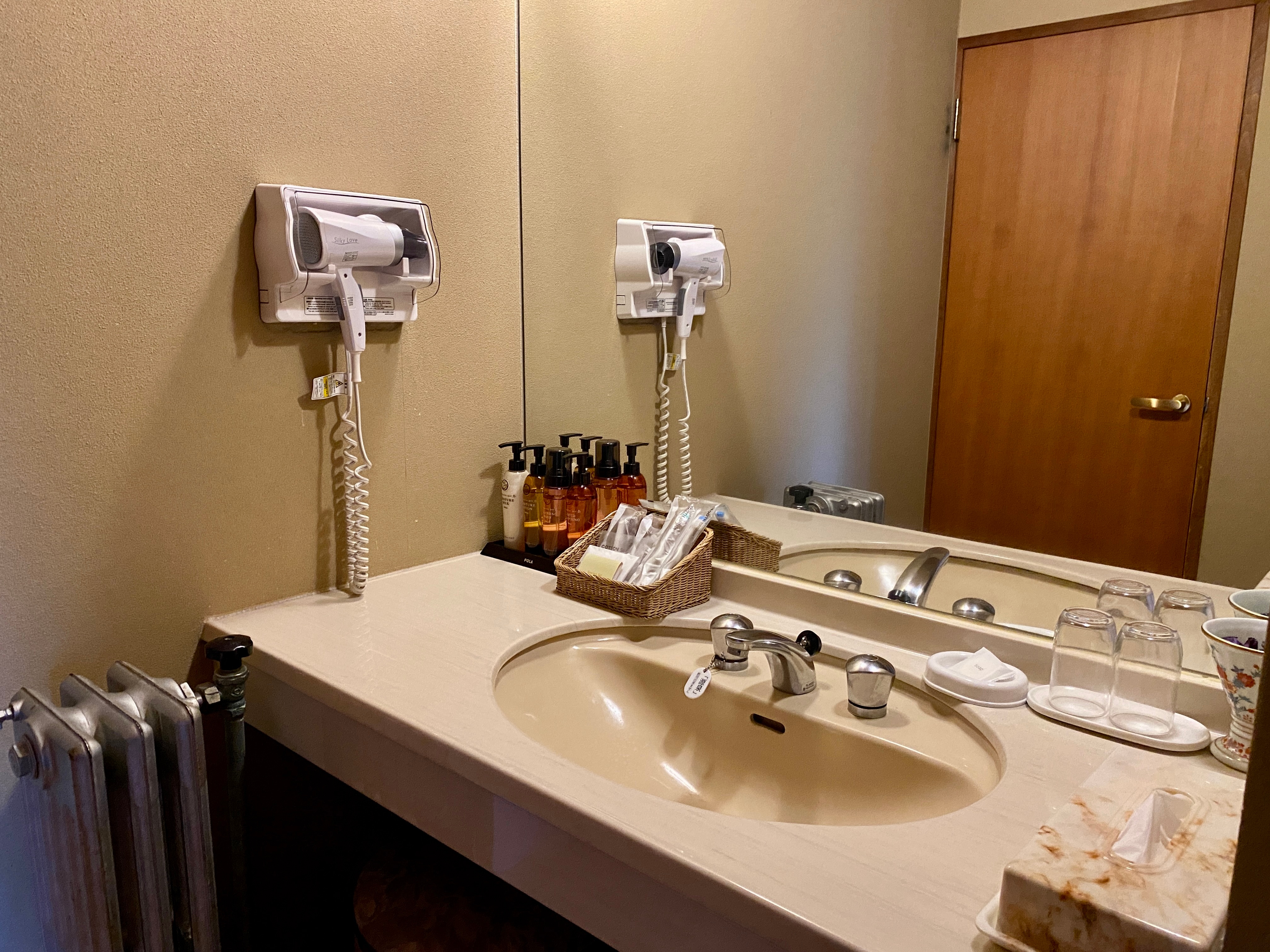 Spacious Japanese-style room (main room 15 tatami mats + 4.5 tatami mats) + hot spring cypress bath