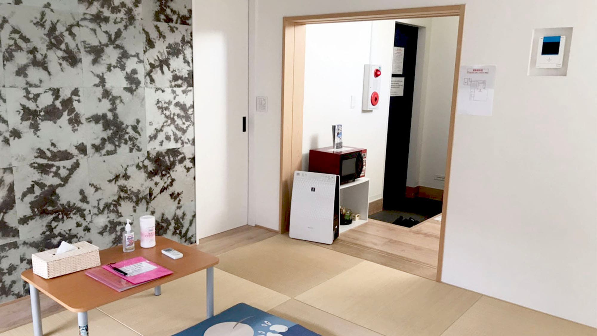 ・[Family Room 1] The entrance leads to the kitchen and Japanese-style room.