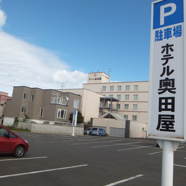 酒店停车场可容纳60辆车！