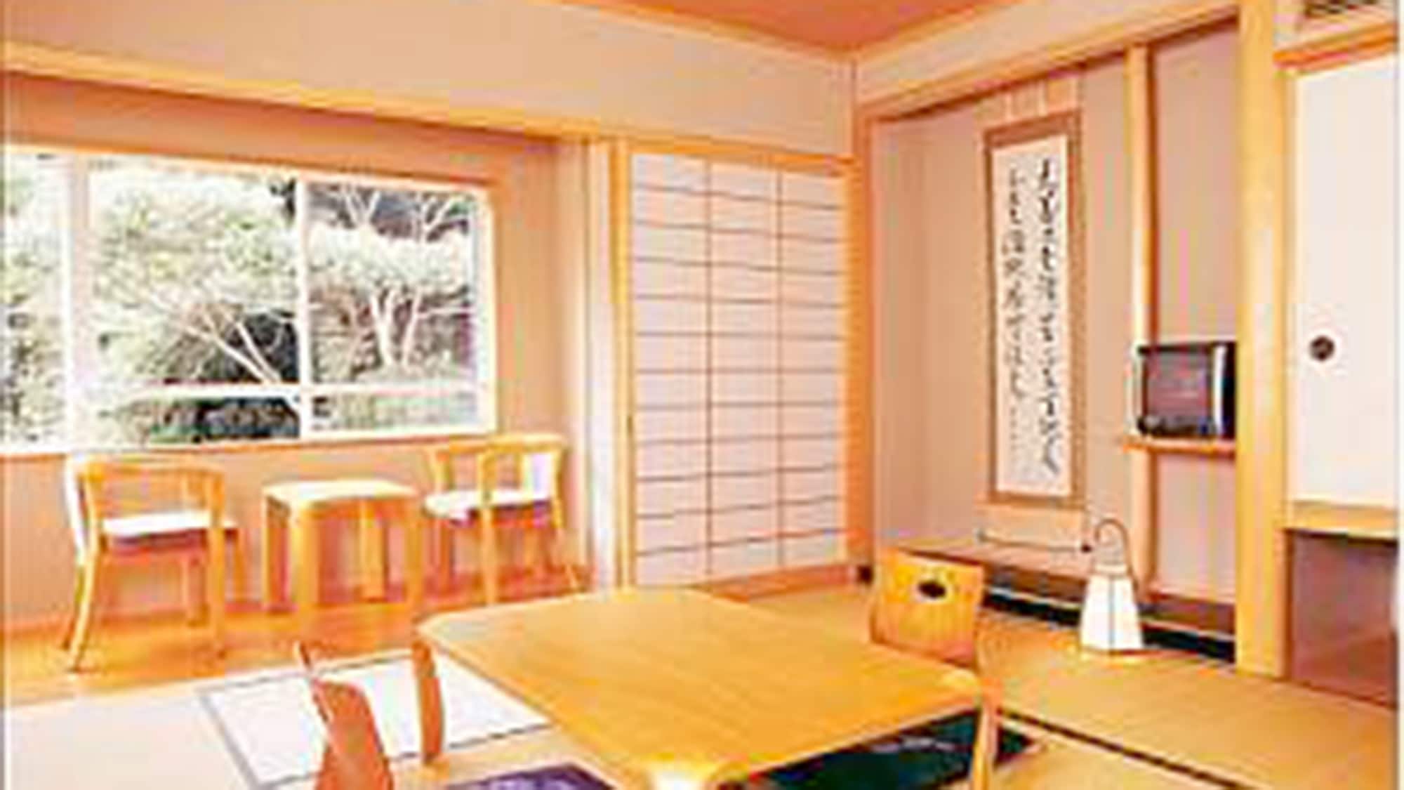 ・On sunny days, the sunlight pours in through the large windows, making the Japanese-style room feel warm and cozy.