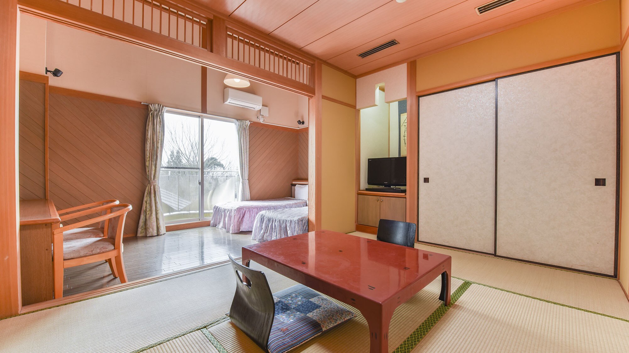 * [Example of Japanese and Western rooms] There are two beds in the Western room, which can accommodate up to 5 people.