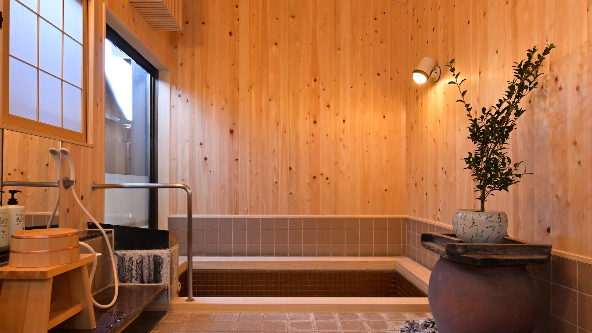 Two private baths: Wood scent bath - A relaxing bath surrounded by the warmth and scent of wood.