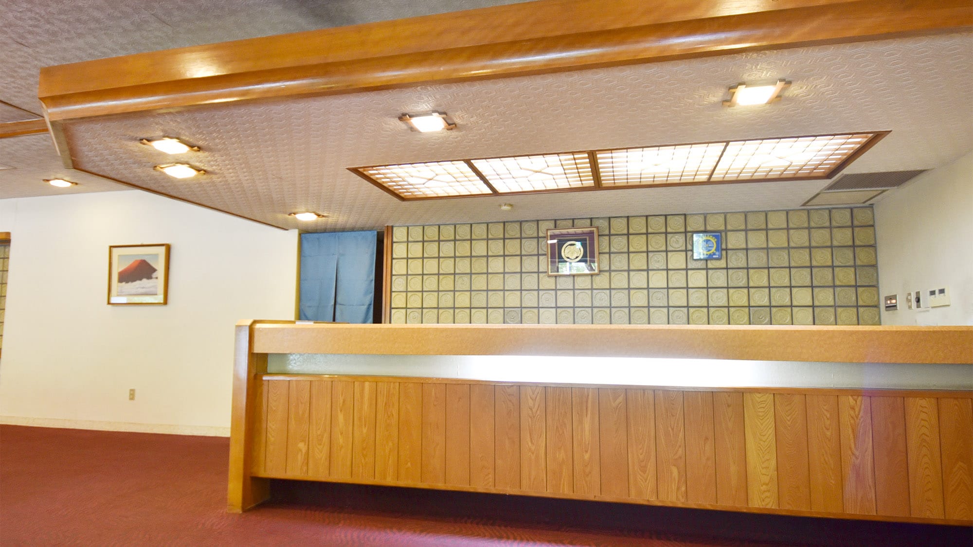 ・[Front desk] Stylish yukata robes for women are available next to the front desk.