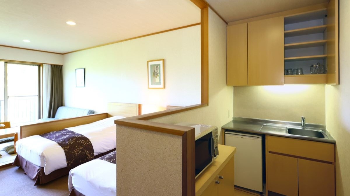 [Spacious Japanese-Western style room] The room is equipped with a kitchen and a microwave oven. You can spend a comfortable trip with your children.