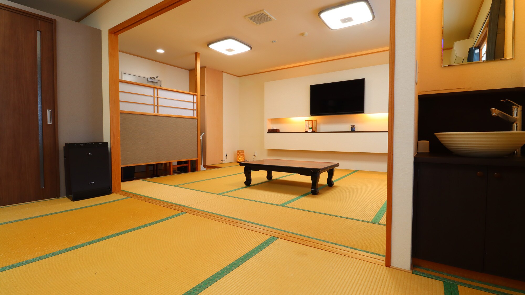 [Japanese-style room 18 tatami mats]