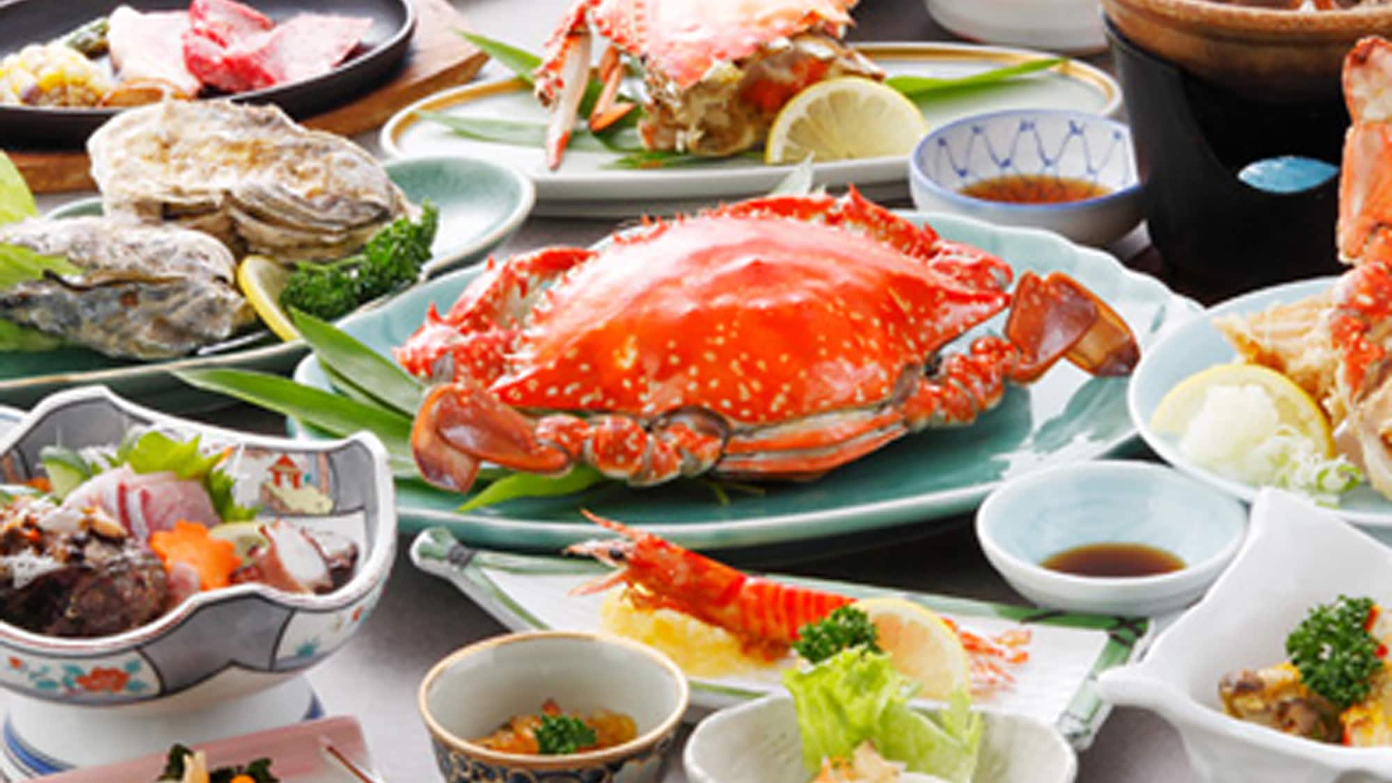 *[Example of a three-course meal] A multi-course meal featuring the specialty Takezaki crab, beef steak, and plump tiger prawns as the main dishes.