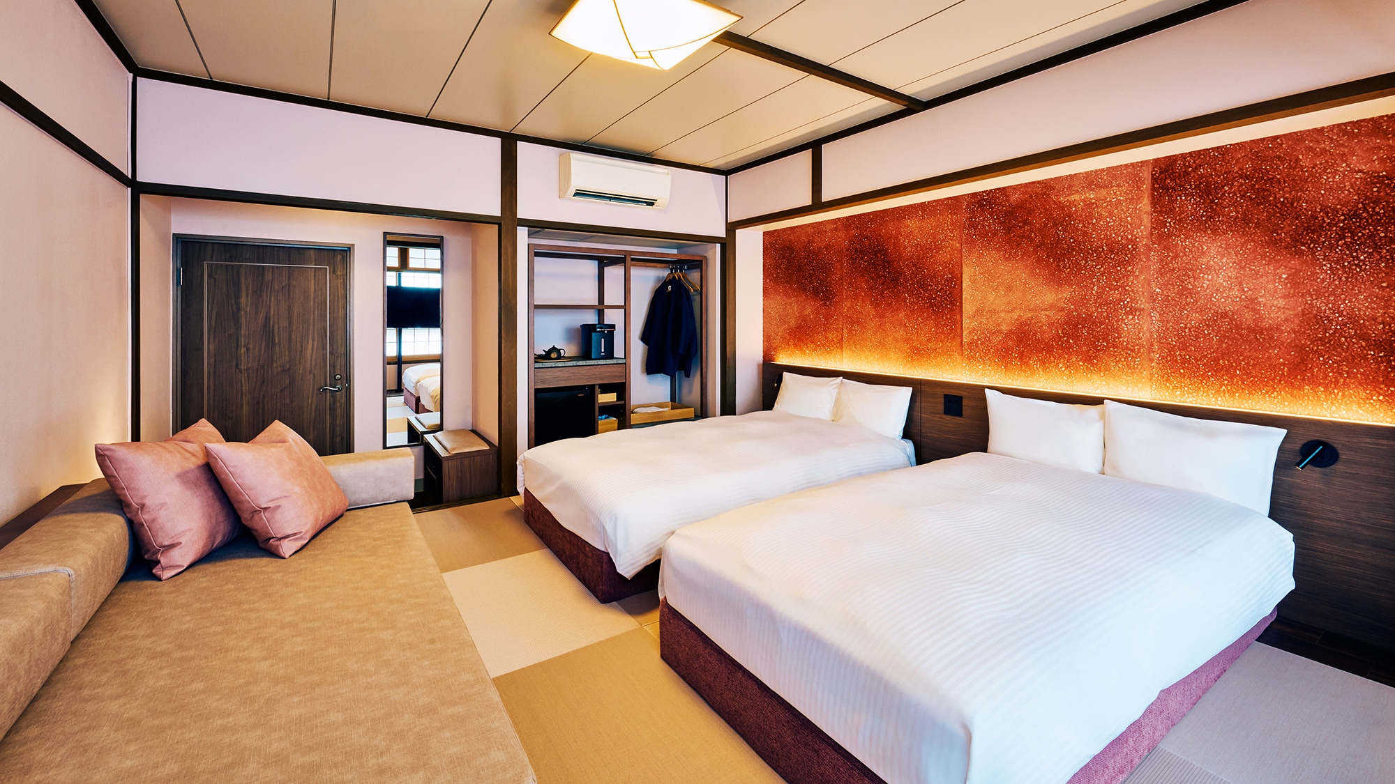 [Kobushi Ryokan] [Japanese-Western room] Tatami mats, bed and sofa add to the comfort.