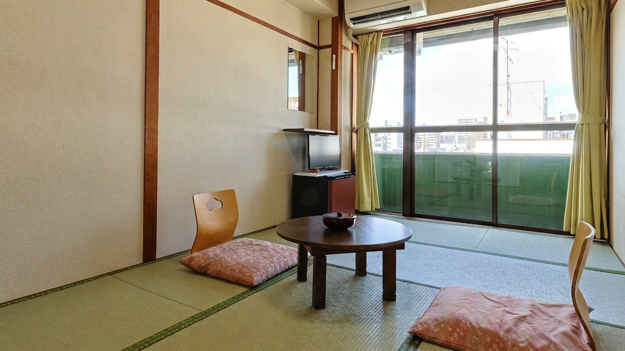 【日式客房，7.5张榻榻米】舒适的住宿环境，为您的观光之旅提供坚实的后盾。在阳光明媚的房间里，您可以按照自己的节奏享受旅程。
