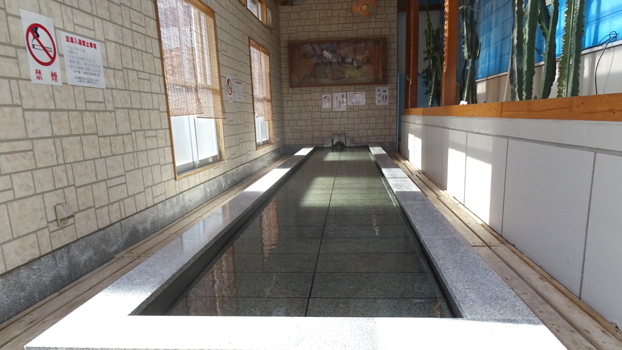 Footbath/The attraction is that you can easily enjoy the natural hot spring water! Anyone can use it for free.