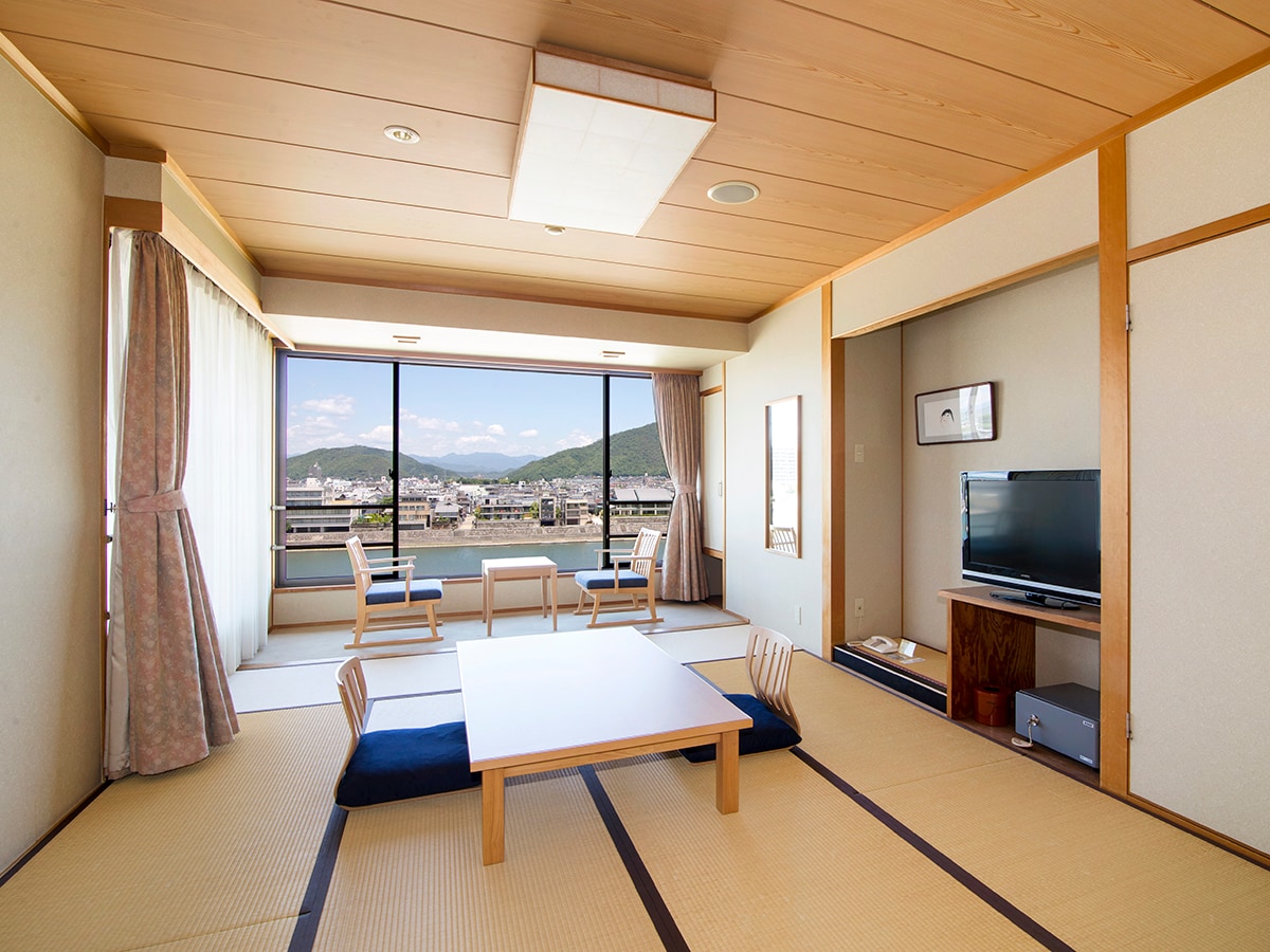 Kamar bergaya Jepang 10 tikar tatami menghadap ke Sungai Nagara