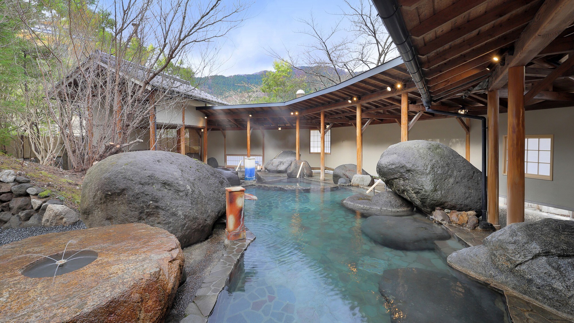 [1st floor, large garden open-air bath, Sakurazato no Yu] A rustic hot spring where you can feel the scent of the season on your skin.