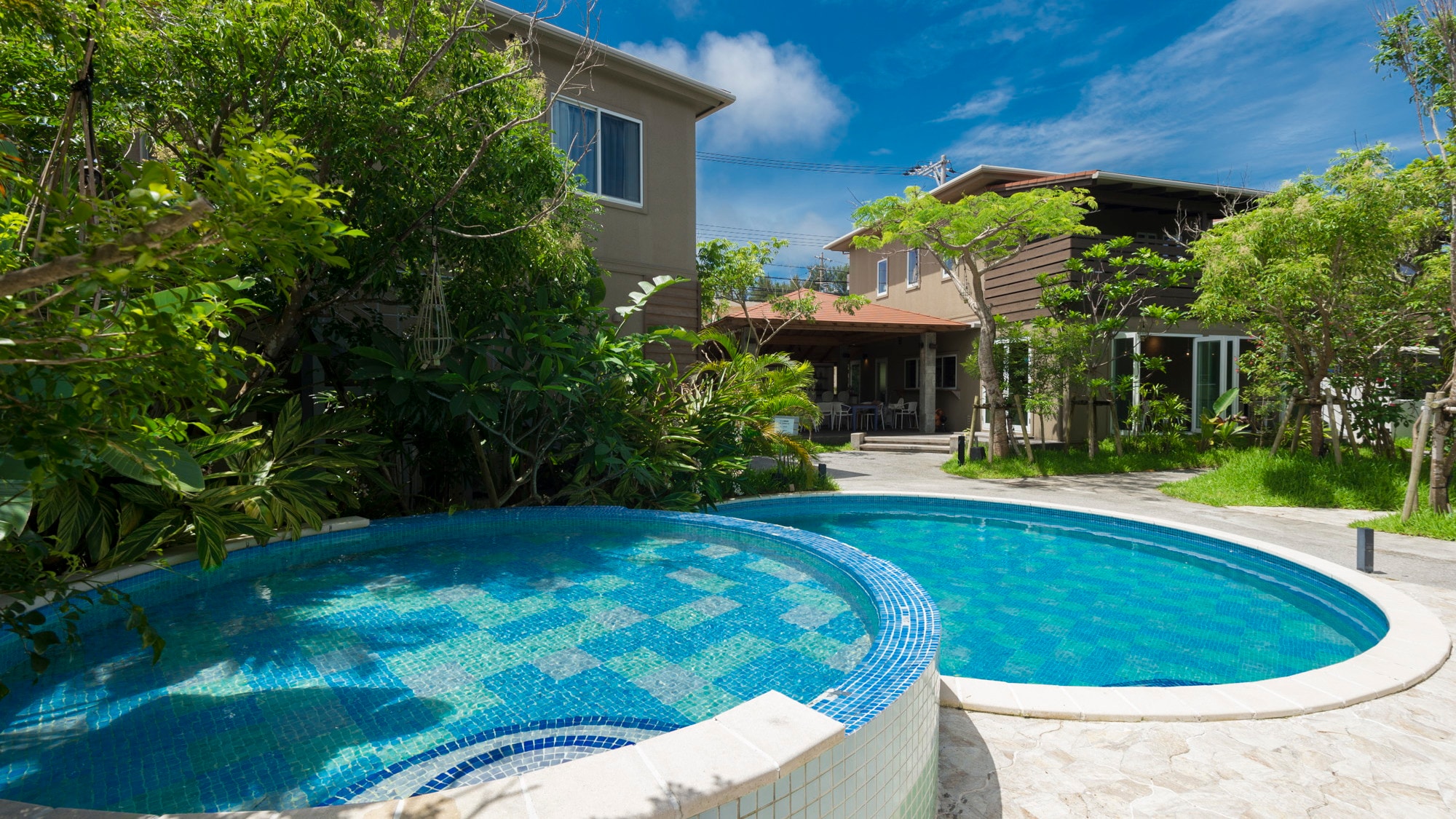 [Pool] Located in the center of all buildings, it is available for all guests to enjoy.