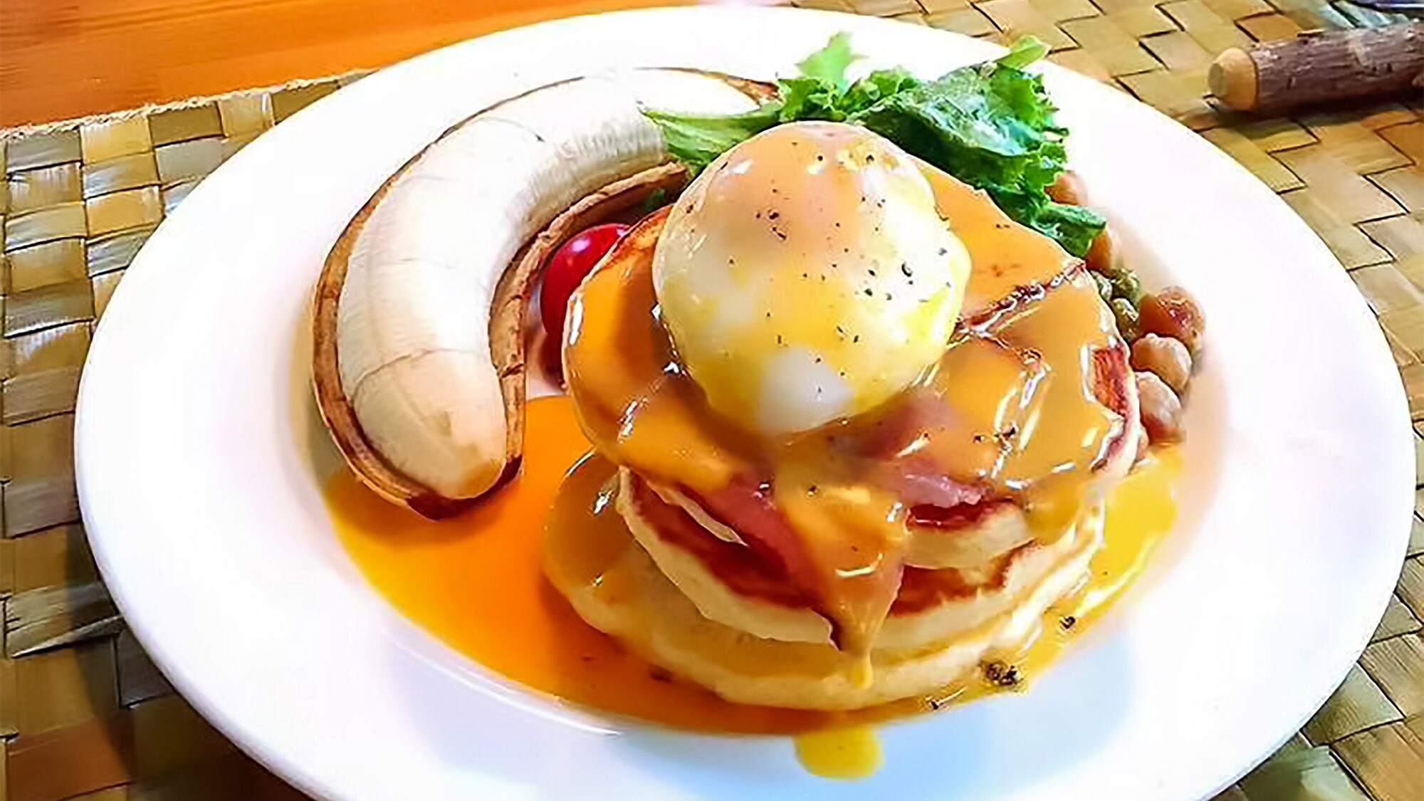 ・Breakfast: How about the ever-popular Pancake Eggs Benedict?