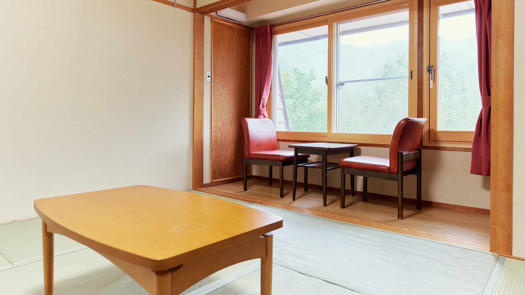 *[Garden View Japanese Room (West side)] Enjoy a peaceful time in a room overlooking the birch forest while feeling the Japanese atmosphere.