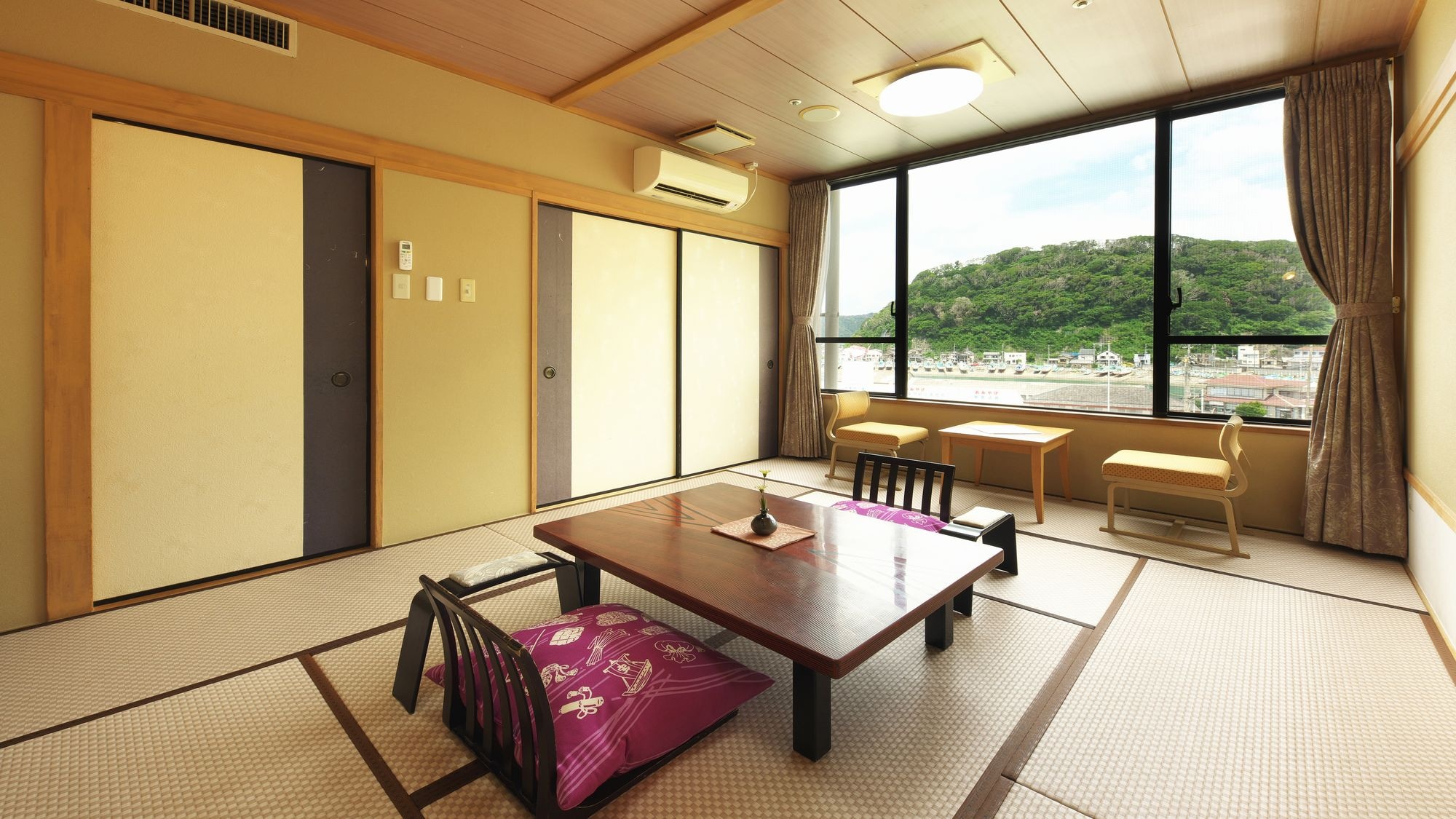 [Yumetei] Japanese-style room on the harbor side 10 tatami mats <Harbor view> A sunny room with a panoramic view of the harbor.