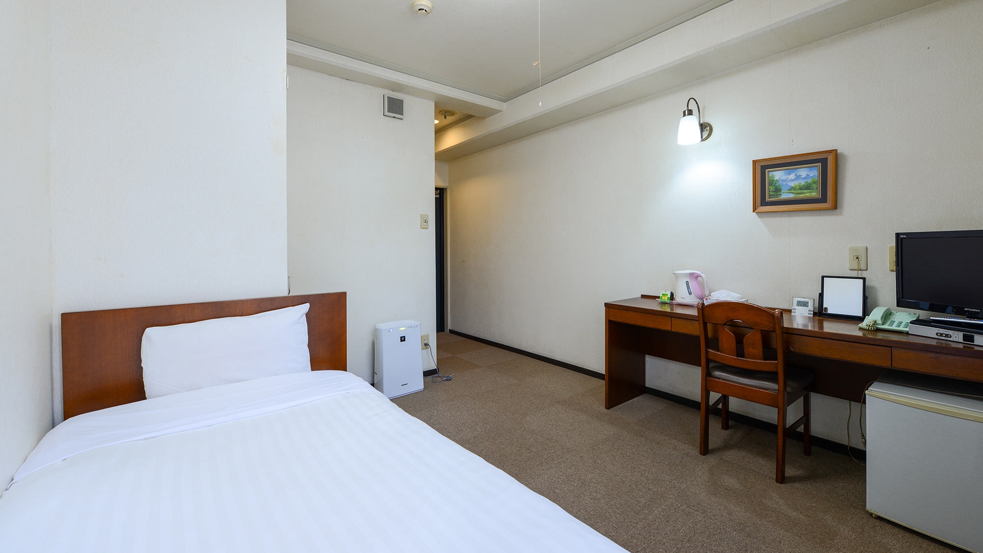 * [Single] Kamar yang luas dengan banyak ruang untuk bersantai.