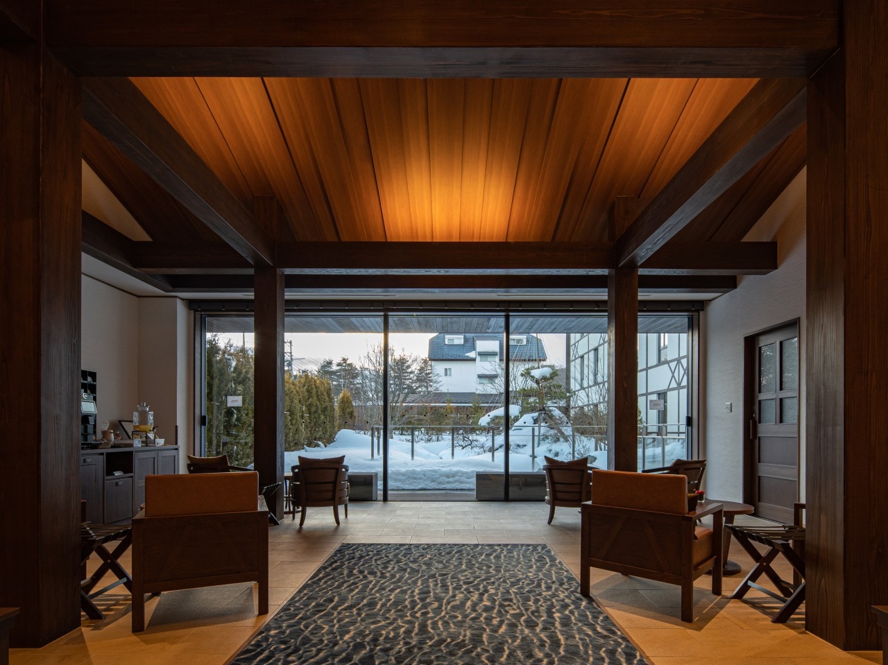 [Inside the building] Lobby