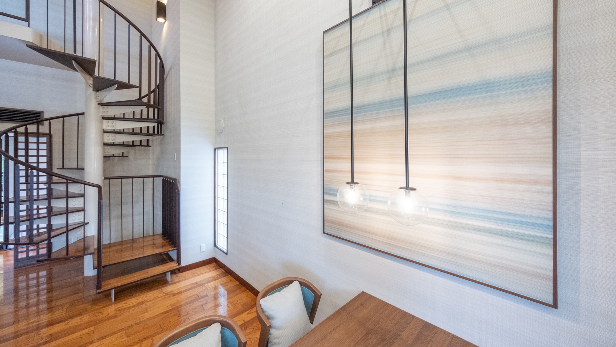 The large art on the wall of the Grand Suite (125 square meters) creates a refreshing resort time.