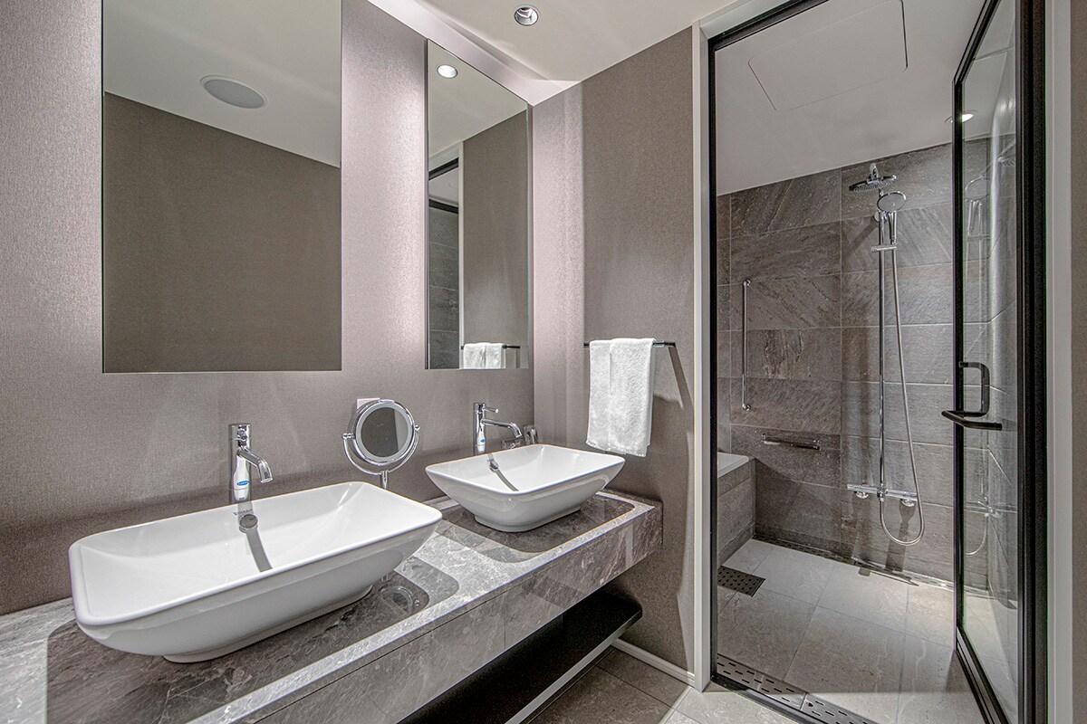 Park Suite Bathroom