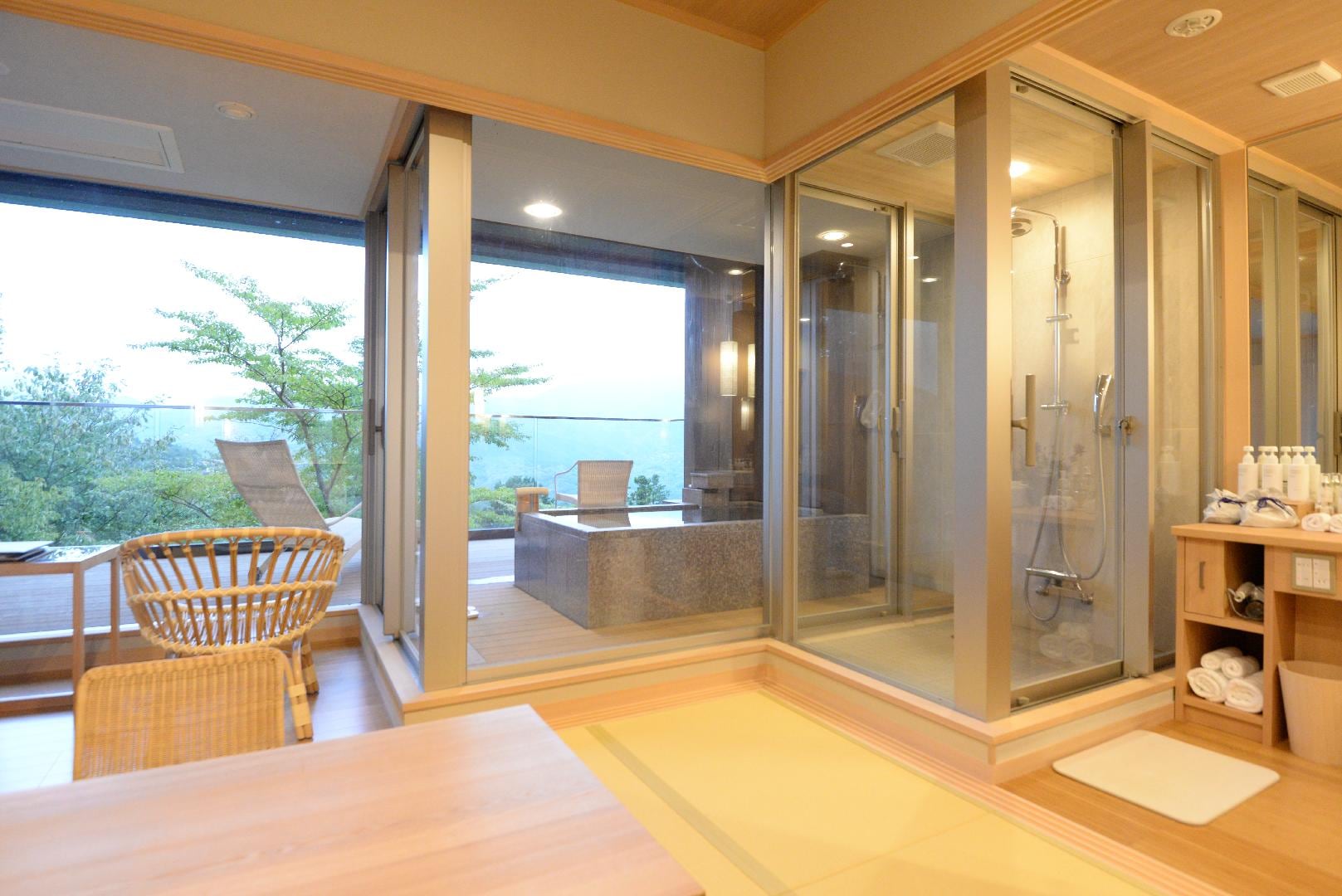 Japanese and Western room with wide rim + capital letter view deck (45㎡)