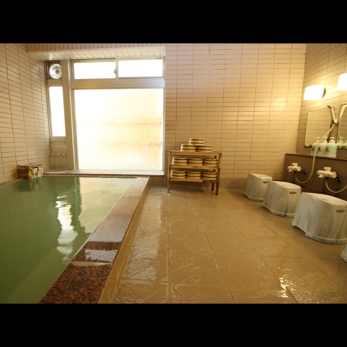 The hot spring water flows directly from the source, allowing you to slowly warm up (men's bath)
