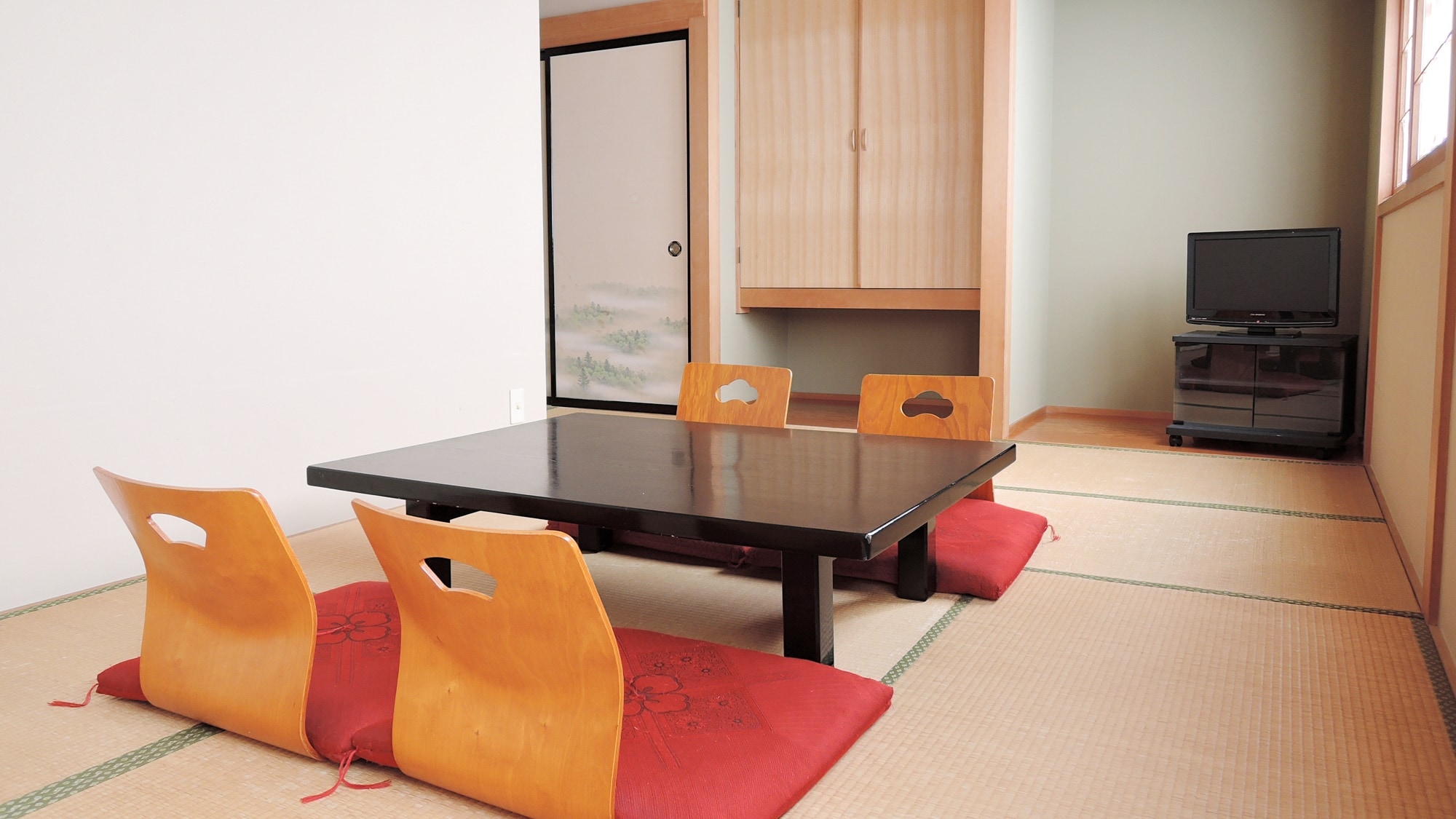 *[Example of a guest room] A Japanese-style room where you can stretch your legs and relax (please use the shared toilet on the second floor)