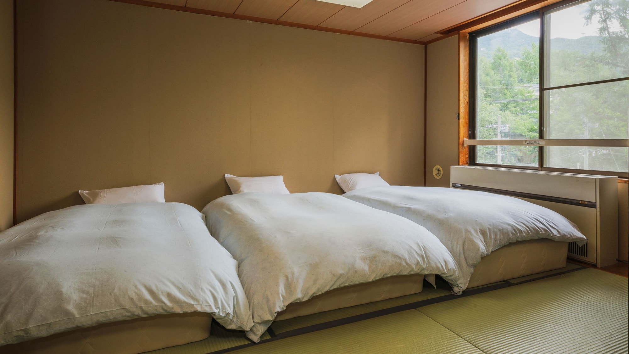 [Two Japanese-style rooms with triple beds] 42 m², 7.5 + 7.5 tatami mats, capacity 6 people] Slightly spacious and easy-to-use room