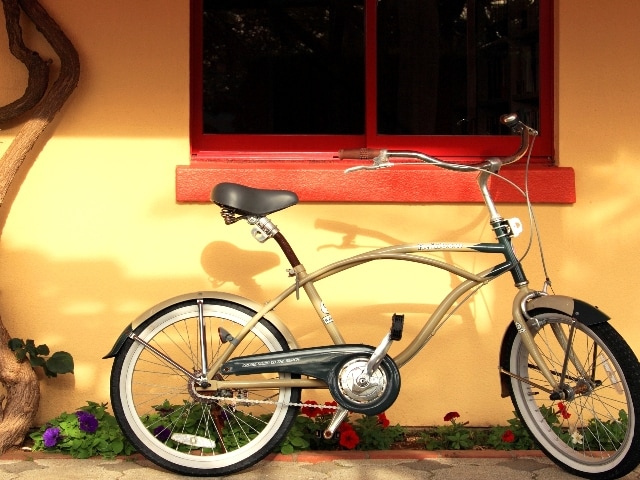 騎免費租借自行車探索海邊小鎮。