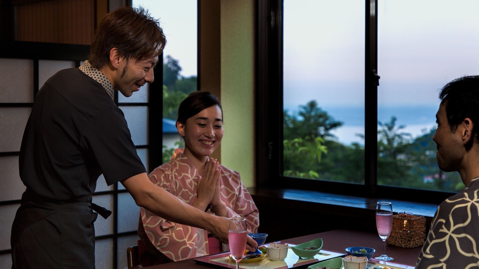 [Hanamizuki Restaurant] With high ceilings and windows facing the sea, you can enjoy the natural beauty of Izu stretching out in the distance.