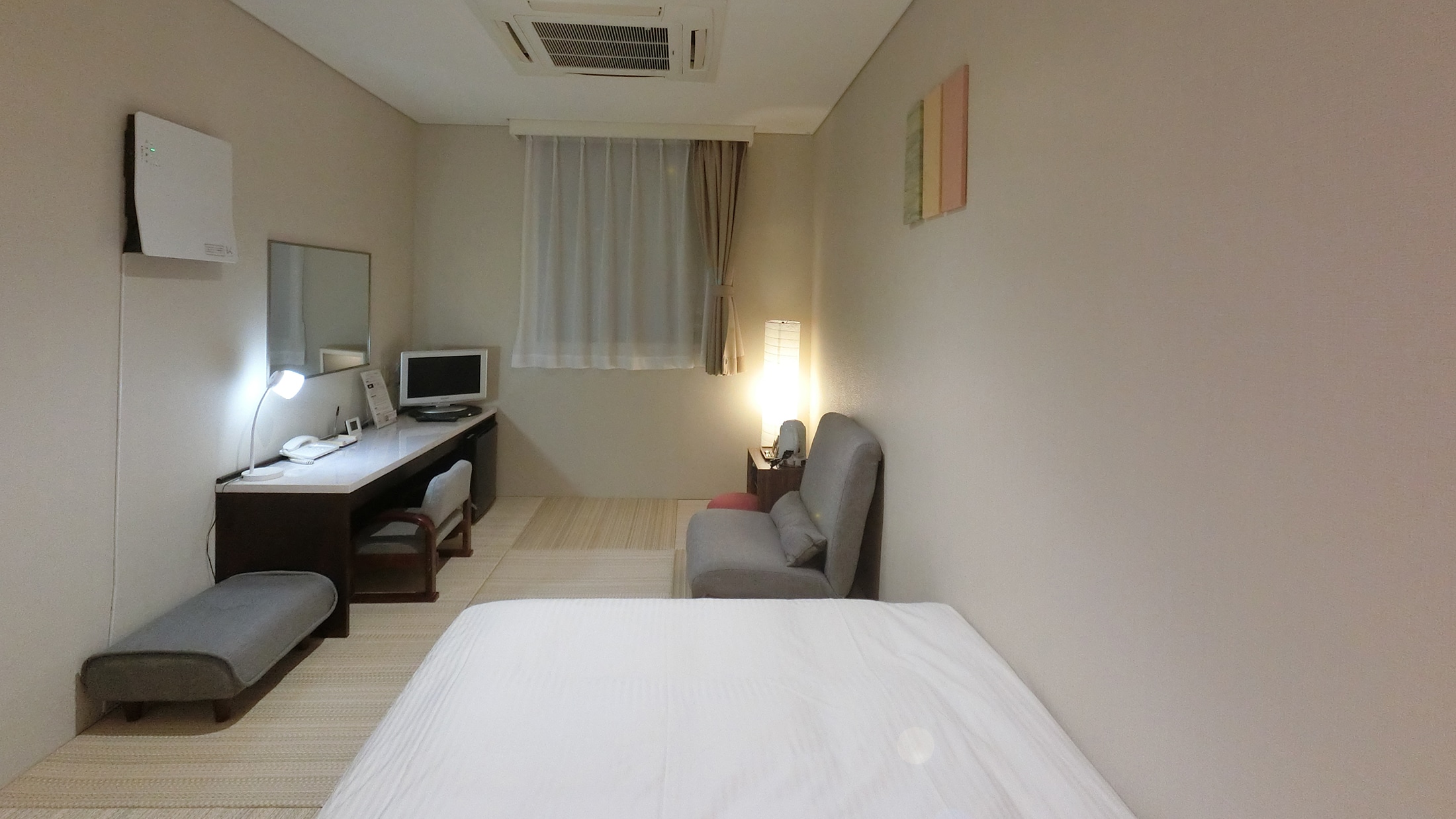 [South Building] Japanese-style double room with Wi-Fi and cable connection A relaxing room with tatami mats around a low-type double bed