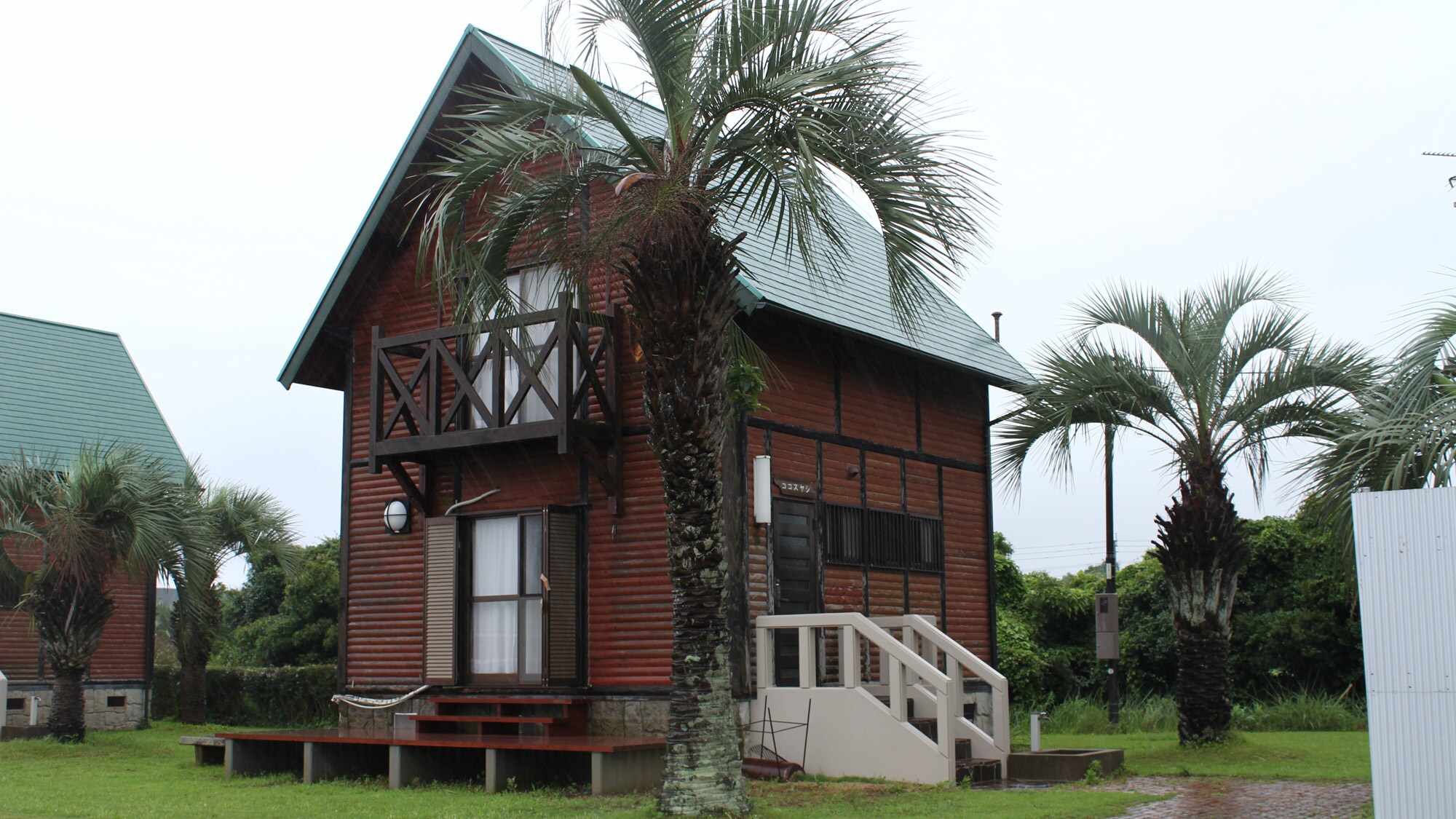 *Bagian luar bungalow 2 lantai (pohon kelapa)