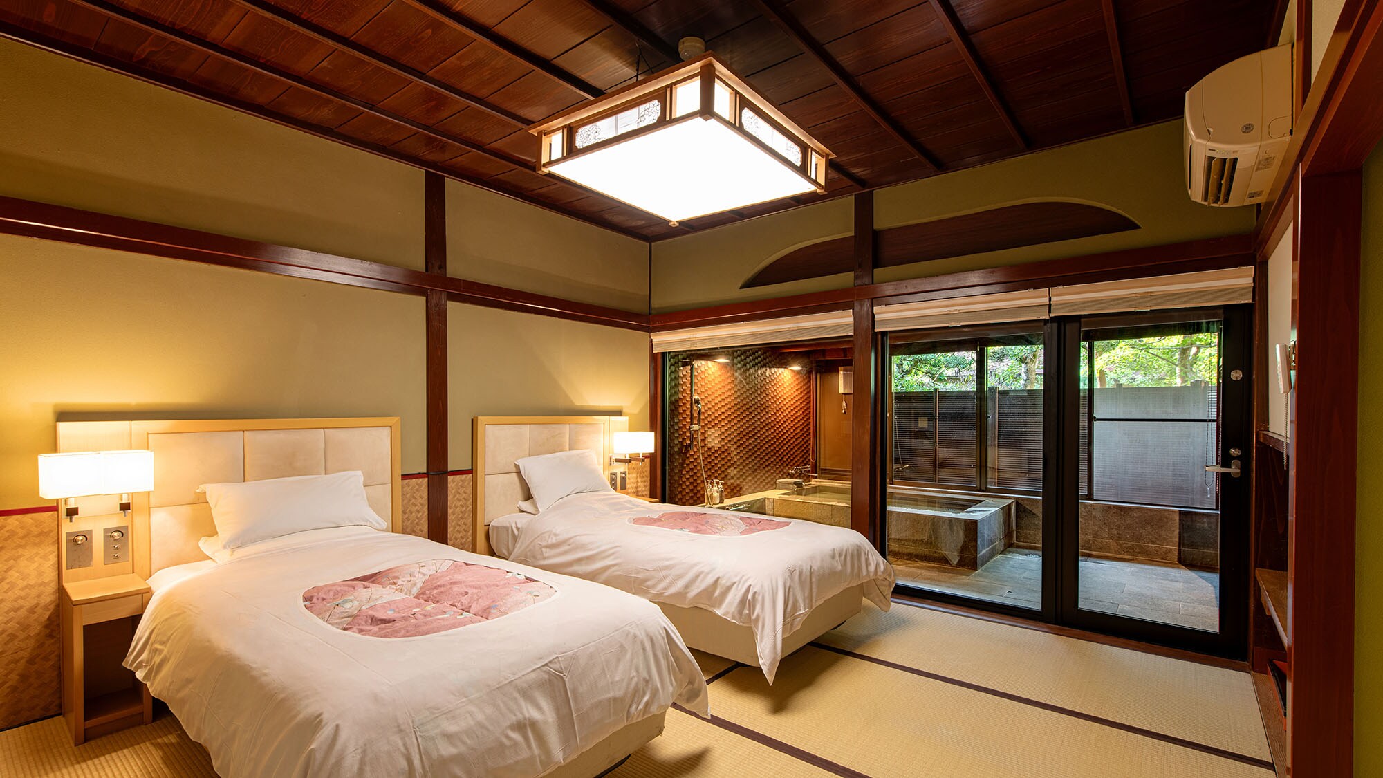 [Asaga Room: Premium] A high-quality bed will lull you into a comfortable sleep.
